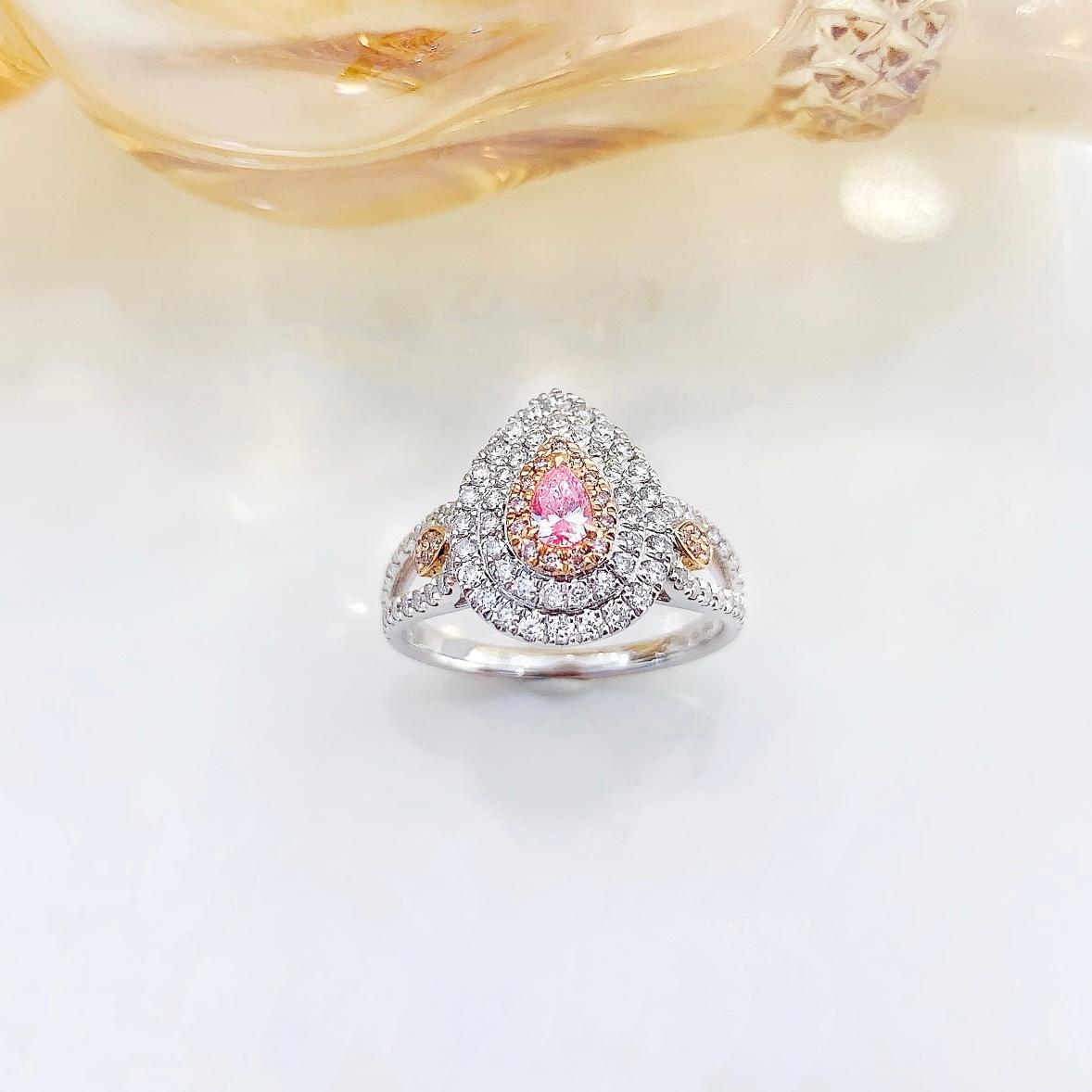 Moderno Anello con diamante rosa taglio pera in oro 18K con diamanti in vendita