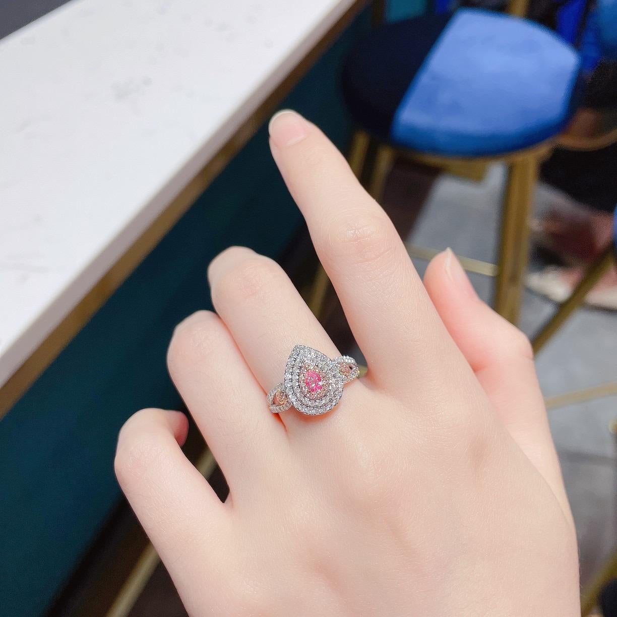 Taglio a goccia Anello con diamante rosa taglio pera in oro 18K con diamanti in vendita