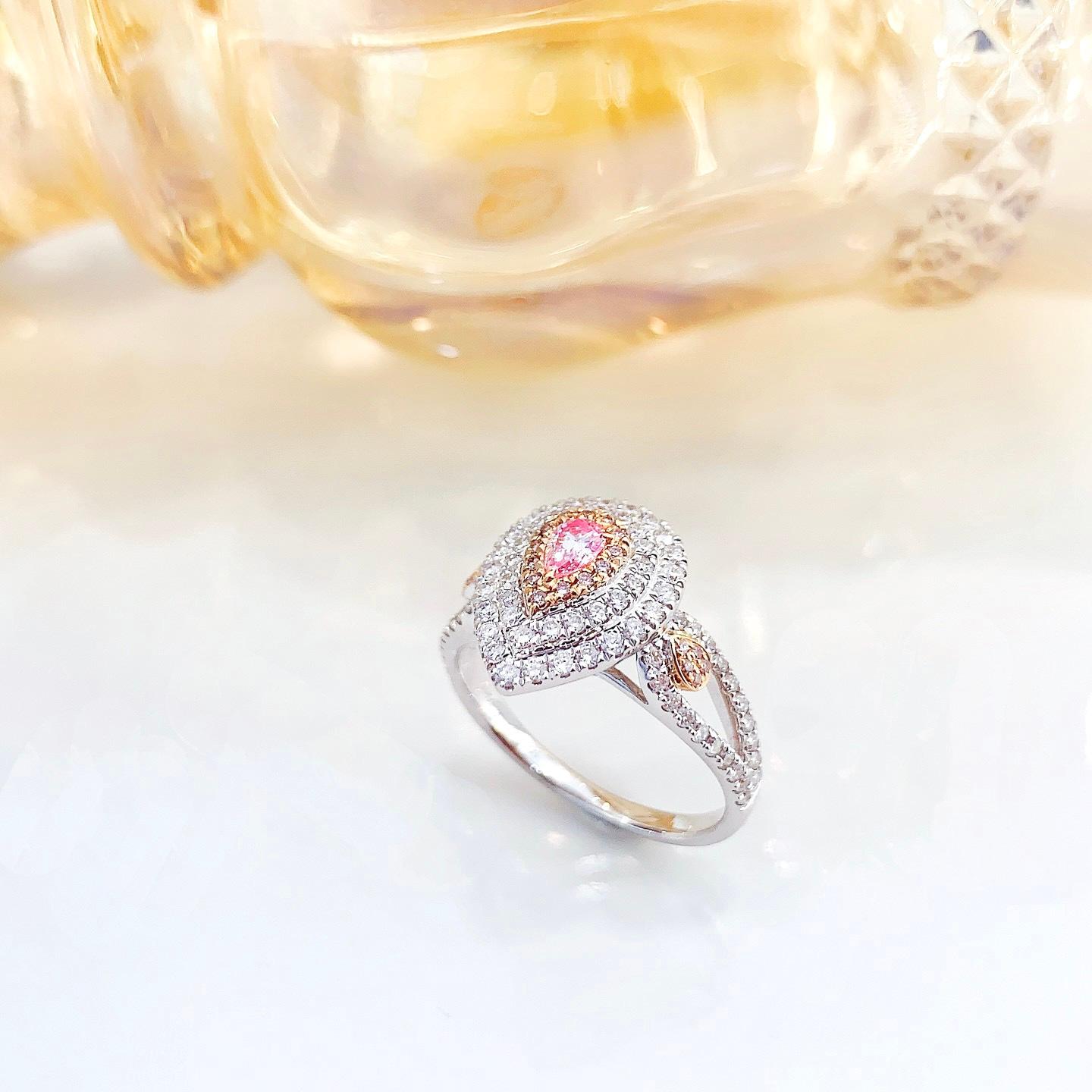 Anello con diamante rosa taglio pera in oro 18K con diamanti In condizioni Nuovo in vendita a Kowloon, HK