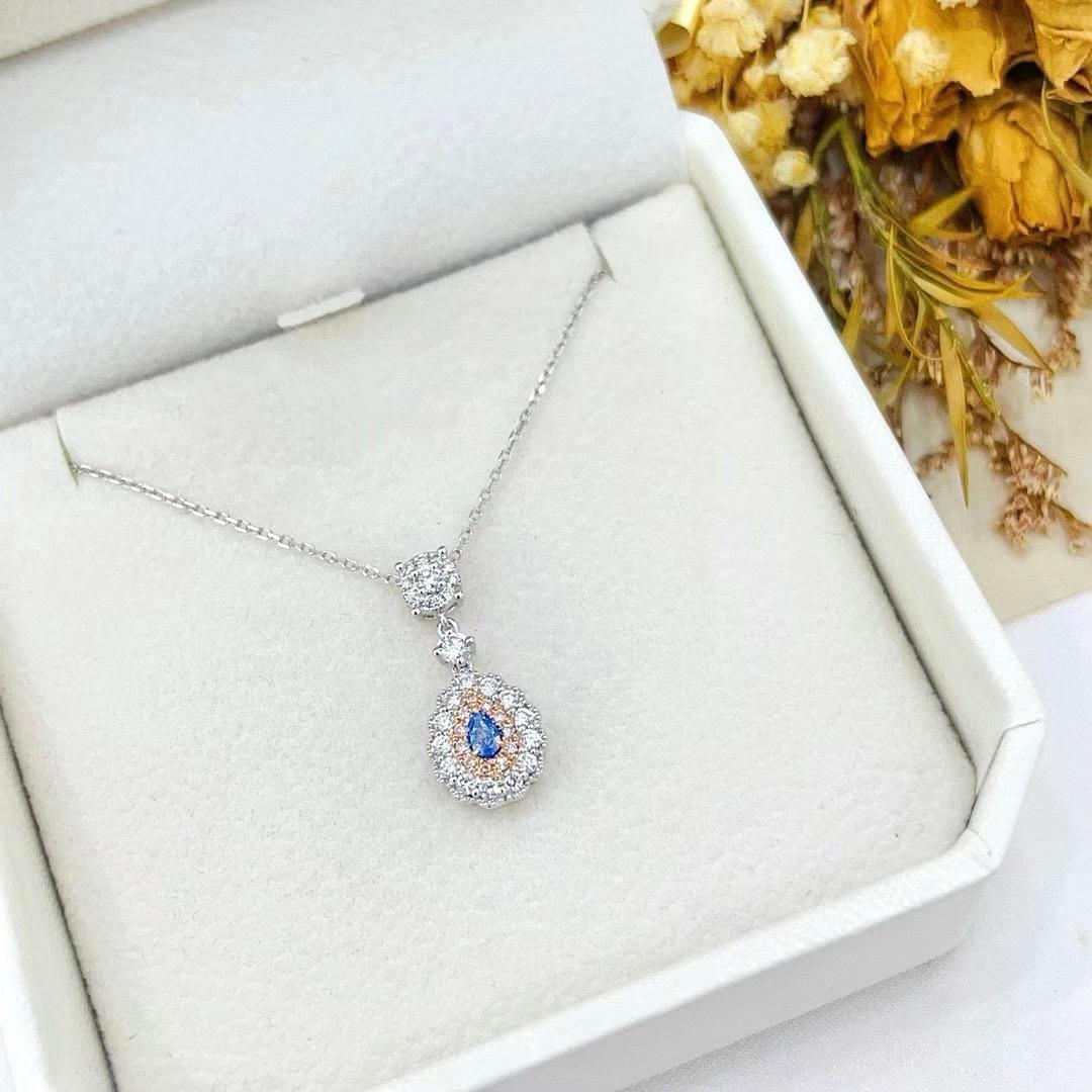 18K Gold Pear-Cut Vivid Blue Diamond & Diamond Pendant Necklace In New Condition For Sale In Kowloon, HK
