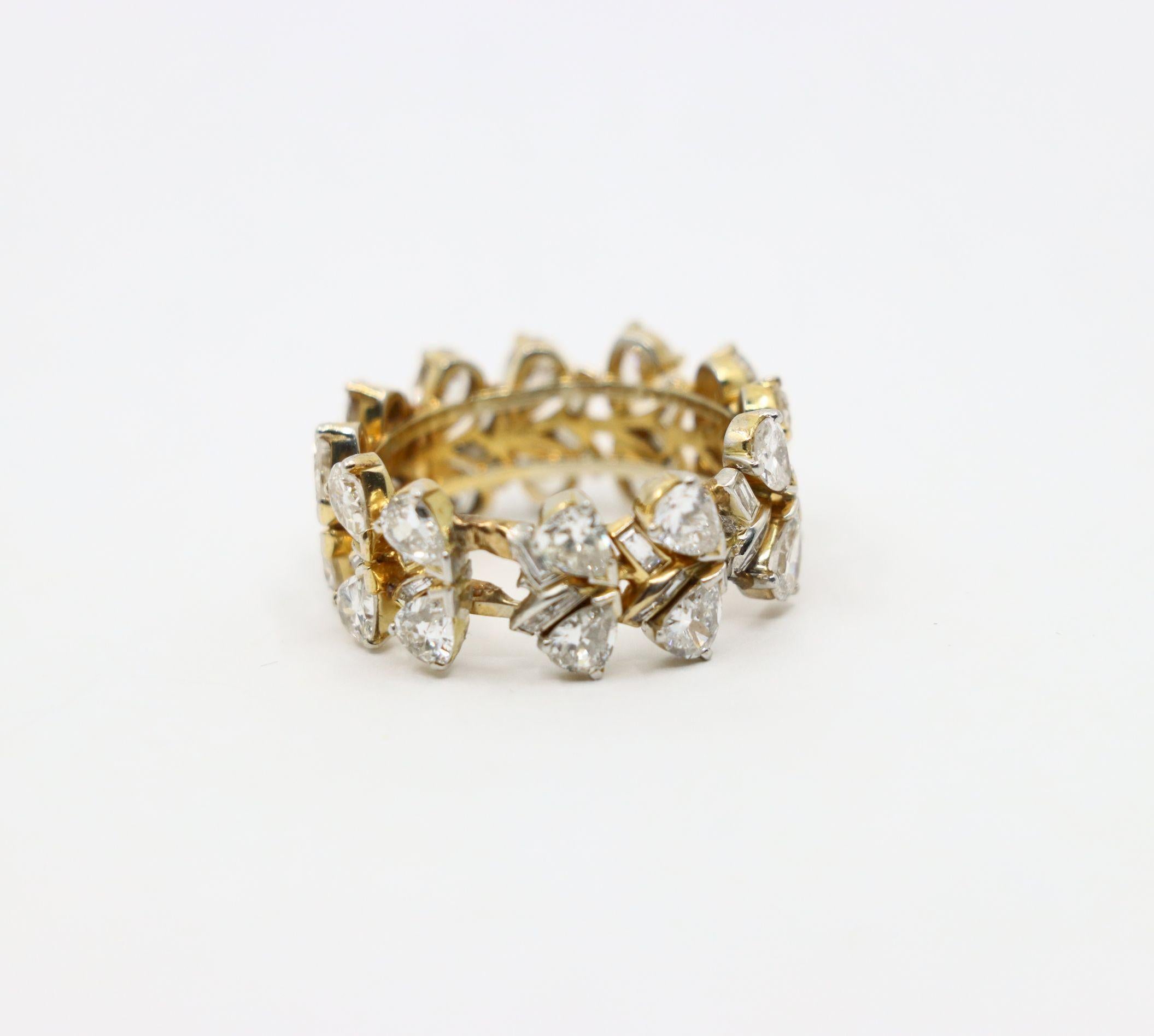 18K Gold Pear Shaped Diamond Ring For Sale 5