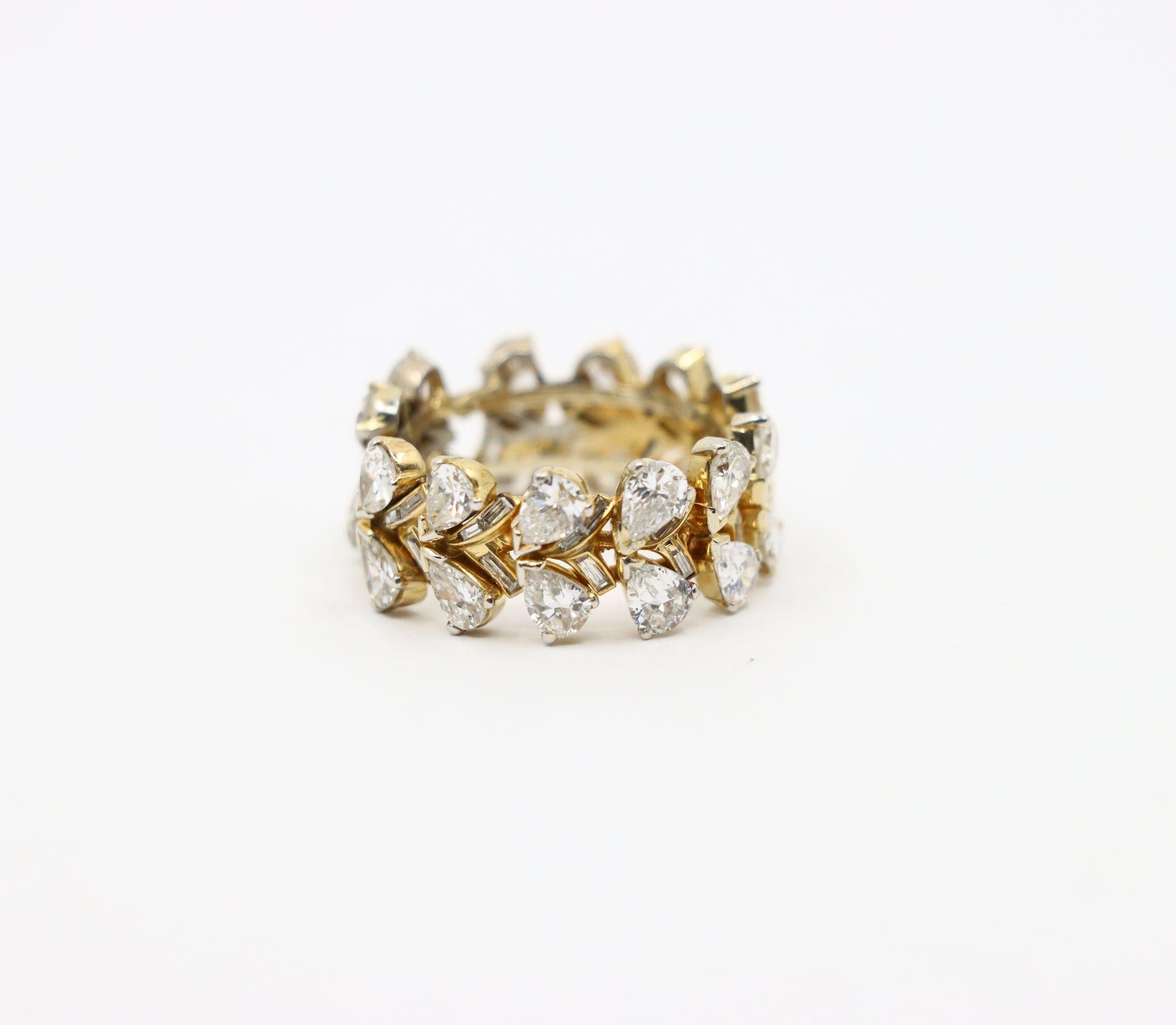 Pear Cut 18K Gold Pear Shaped Diamond Ring For Sale