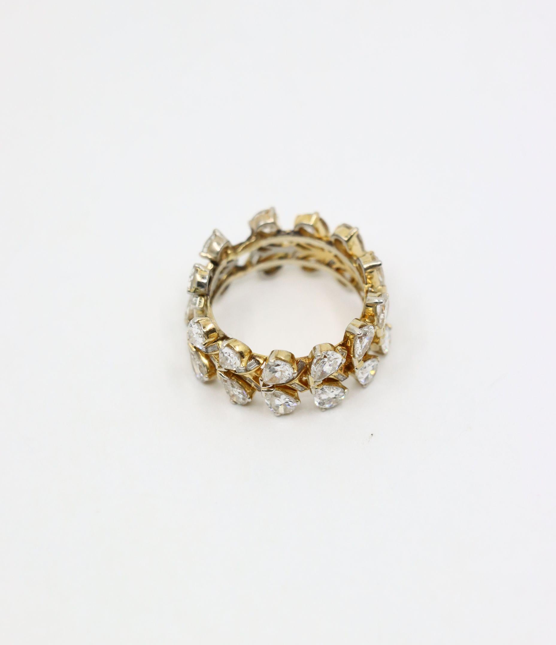 18K Gold Pear Shaped Diamond Ring In Good Condition For Sale In Flushing, NY