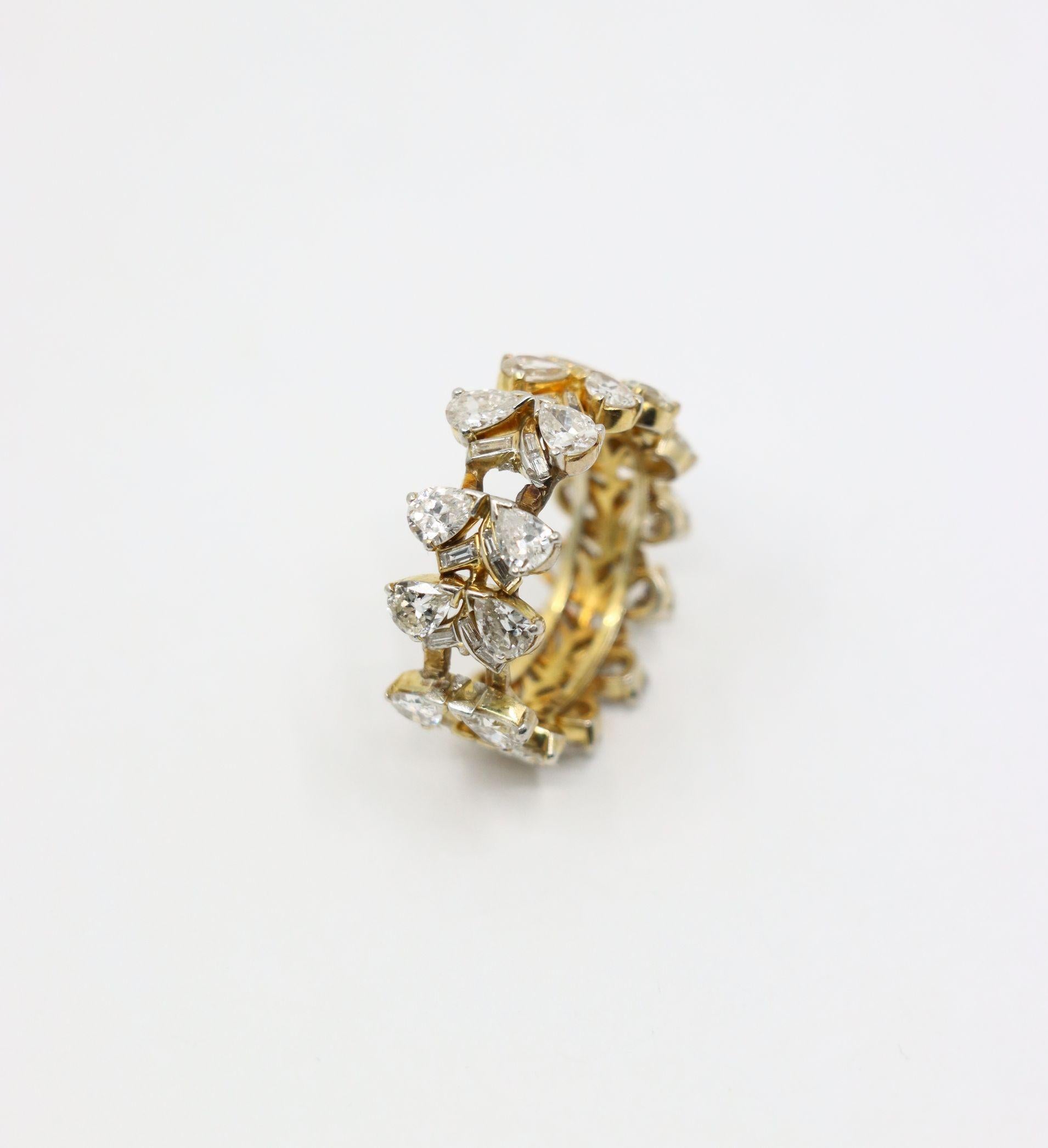 Women's 18K Gold Pear Shaped Diamond Ring For Sale