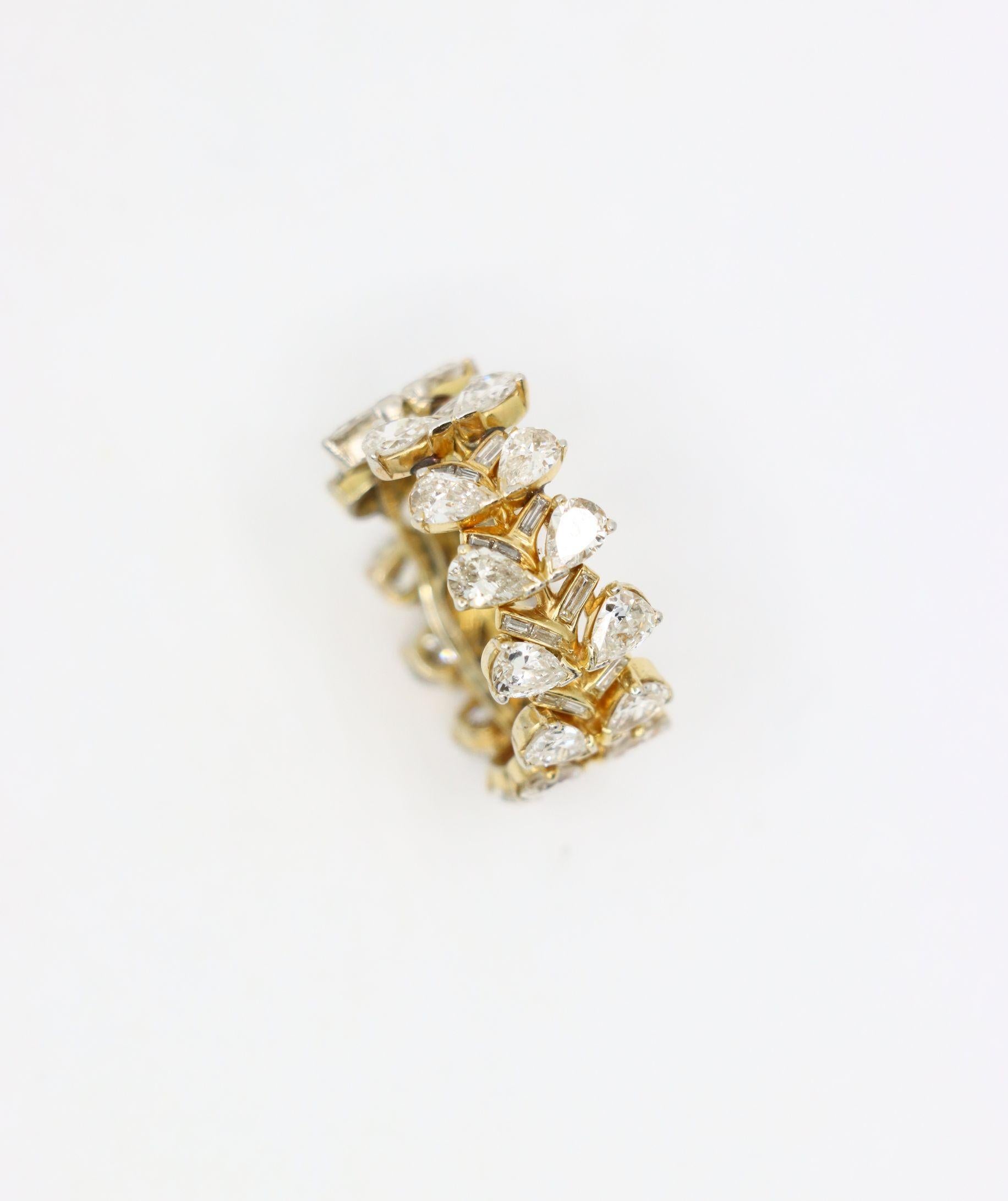 18K Gold Pear Shaped Diamond Ring For Sale 4