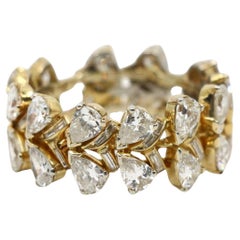 Anillo de oro de 18 quilates con diamantes en forma de pera