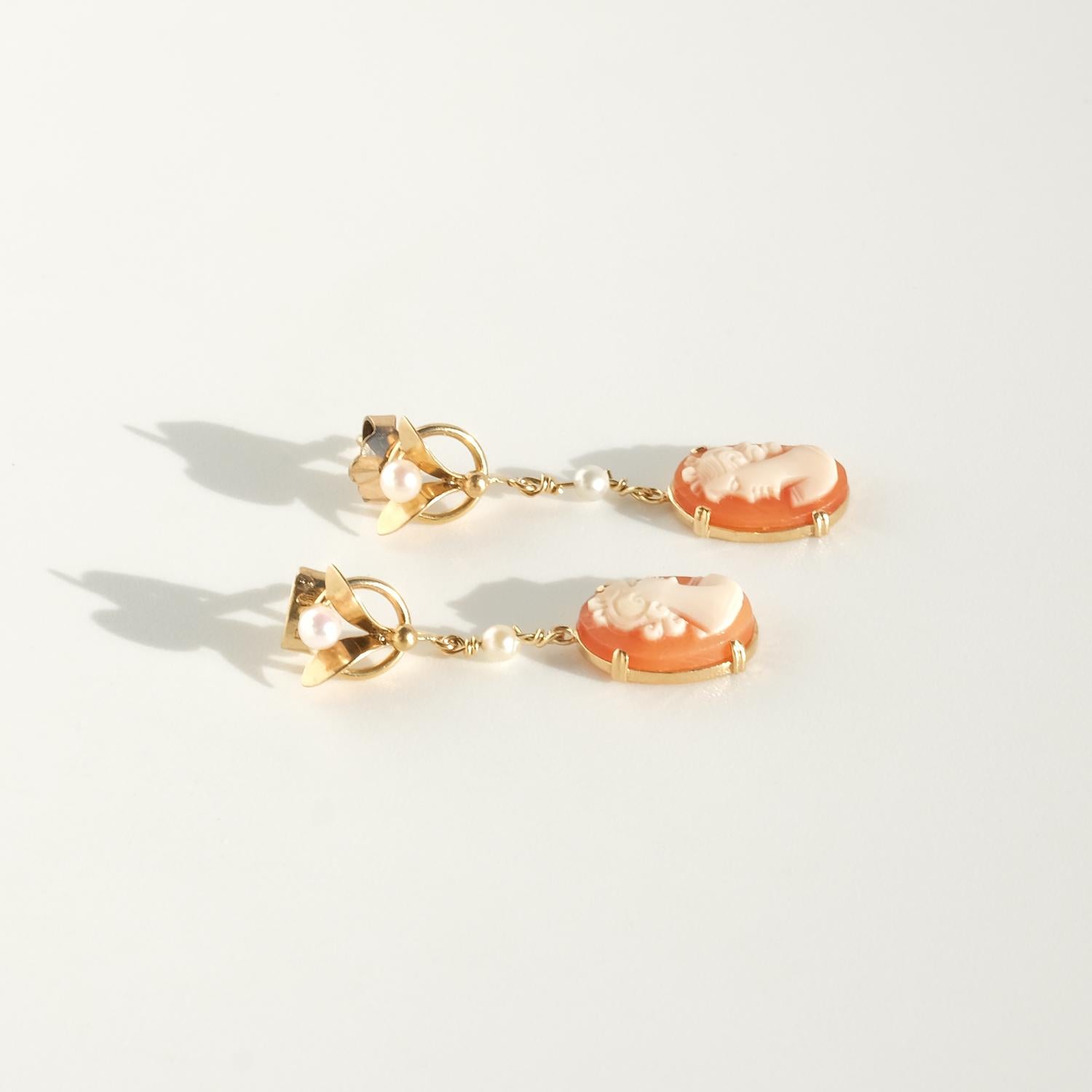 Orecchini pendenti con cammeo in oro 18 carati, perle e conchiglie In condizioni buone in vendita a Stockholm, SE