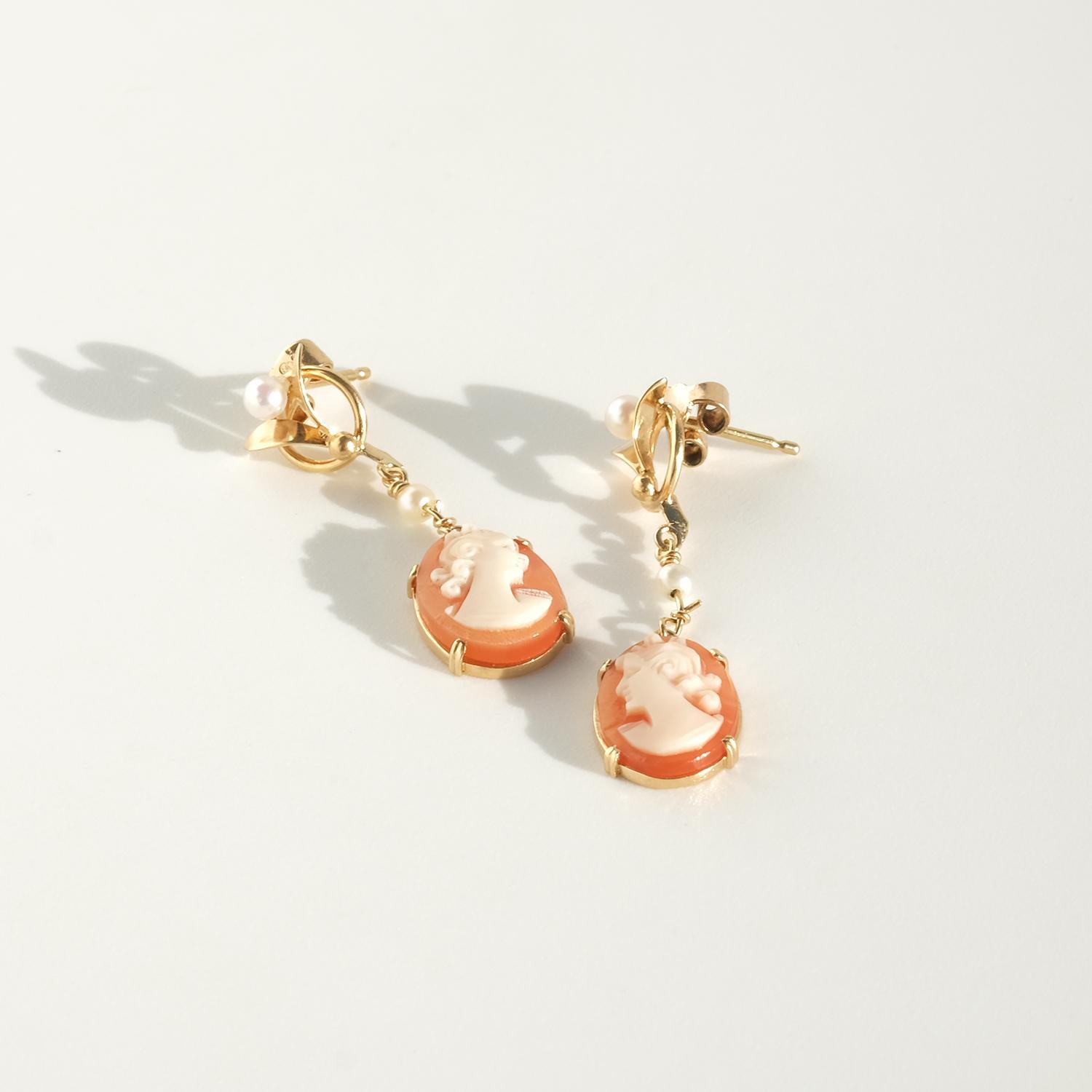 da uomo o donna Orecchini pendenti con cammeo in oro 18 carati, perle e conchiglie in vendita