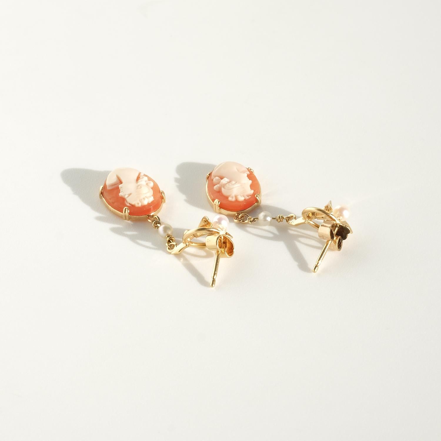 Orecchini pendenti con cammeo in oro 18 carati, perle e conchiglie in vendita 1