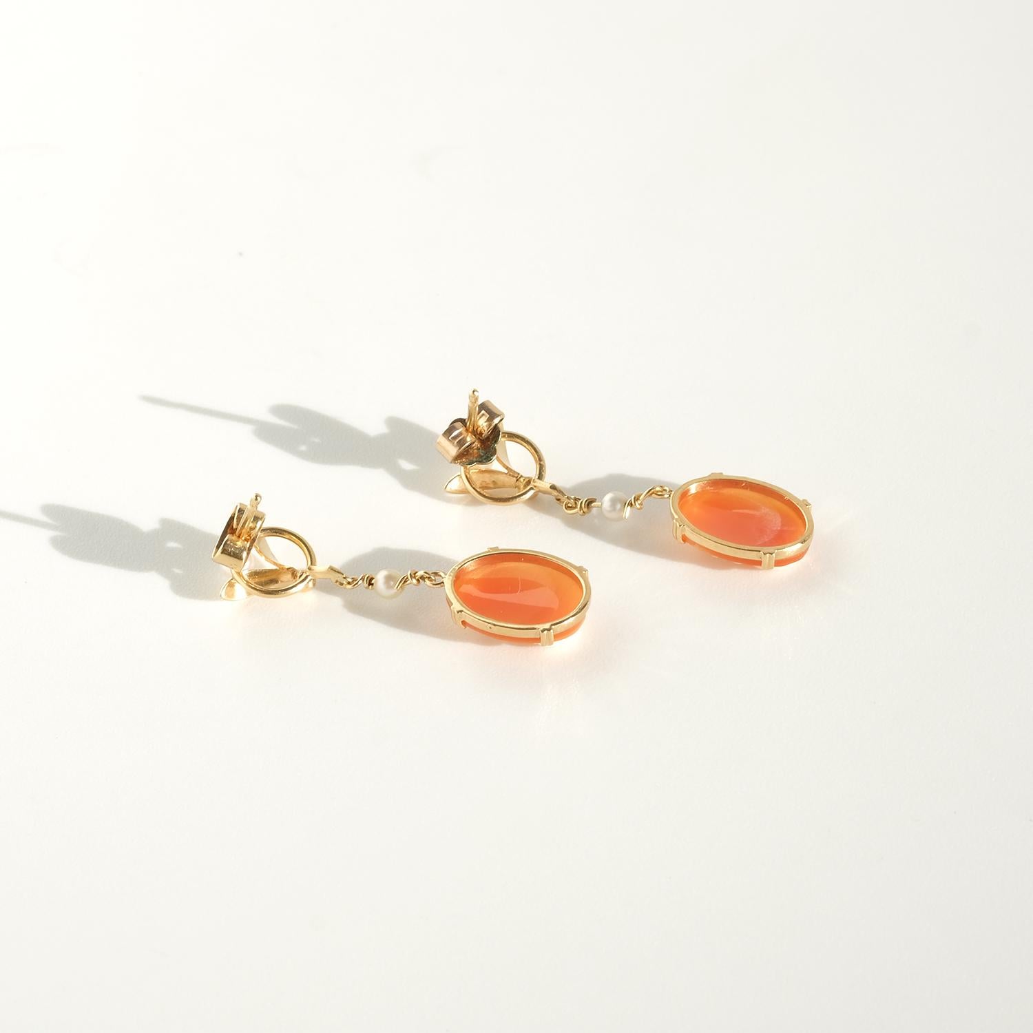 Orecchini pendenti con cammeo in oro 18 carati, perle e conchiglie in vendita 2