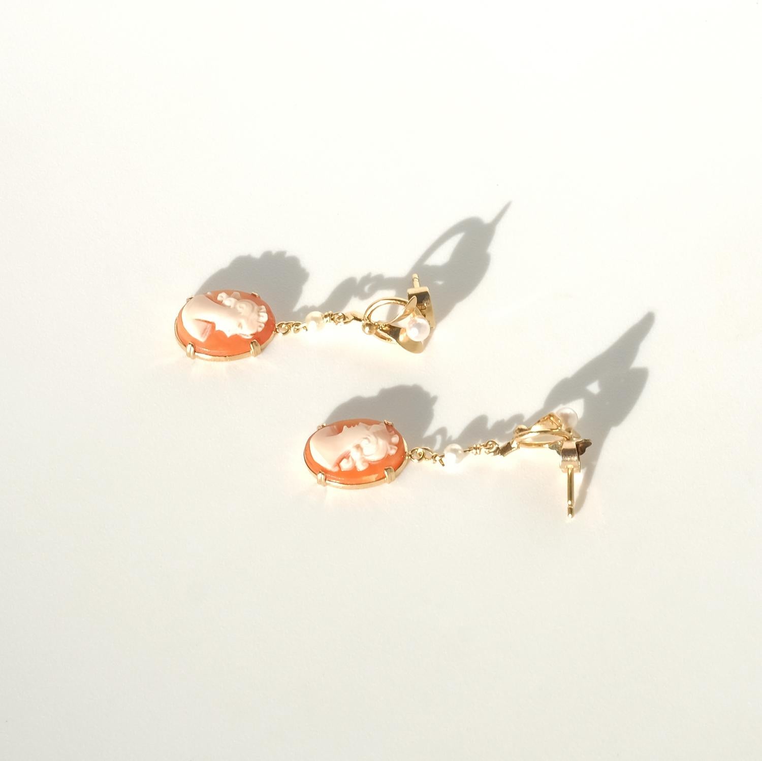 Orecchini pendenti con cammeo in oro 18 carati, perle e conchiglie in vendita 3