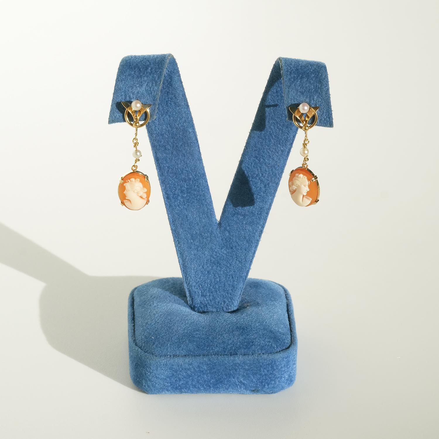 Orecchini pendenti con cammeo in oro 18 carati, perle e conchiglie in vendita 4