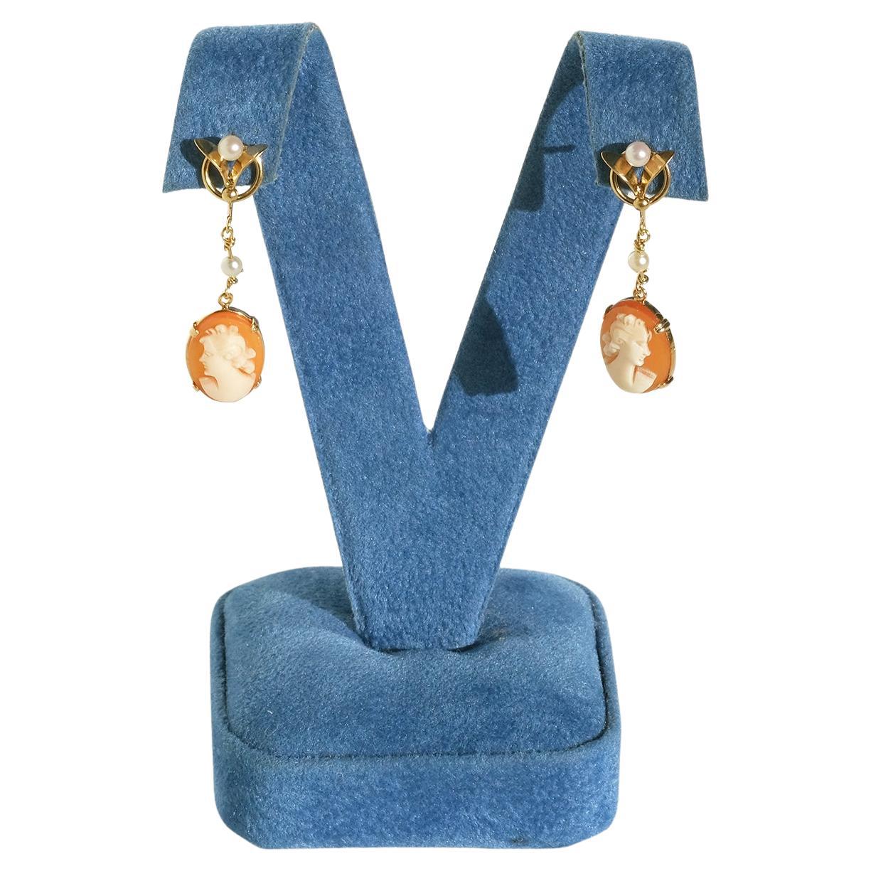 Orecchini pendenti con cammeo in oro 18 carati, perle e conchiglie in vendita