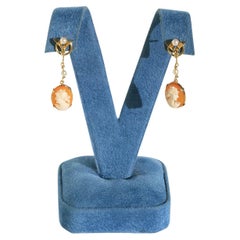 Orecchini pendenti con cammeo in oro 18 carati, perle e conchiglie