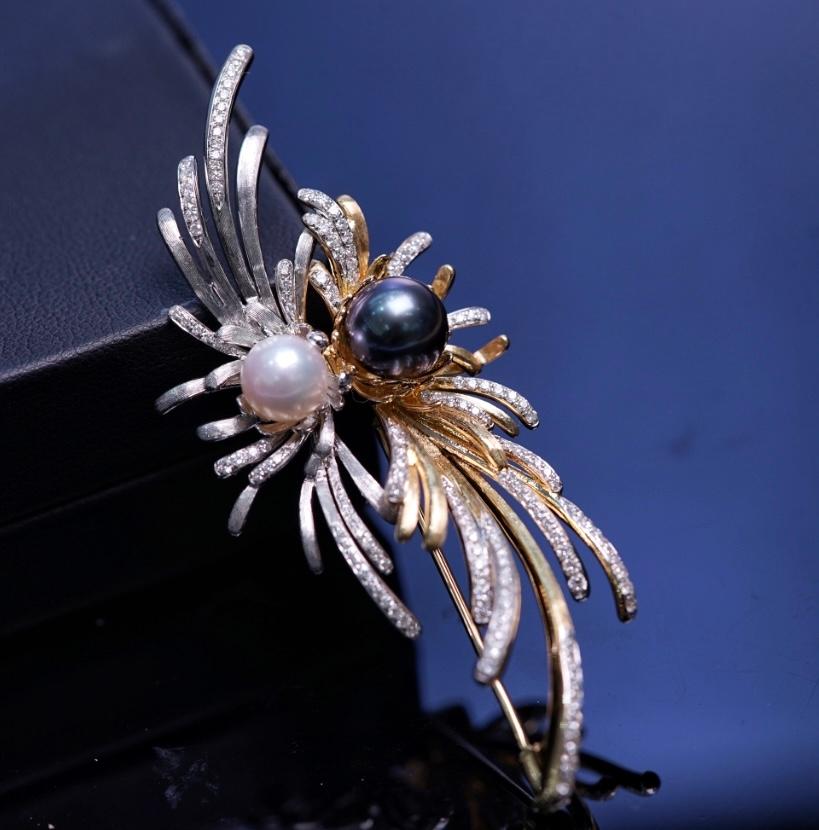 18K Gold Pearl & Diamond Feather Brooch Pendant For Sale 2