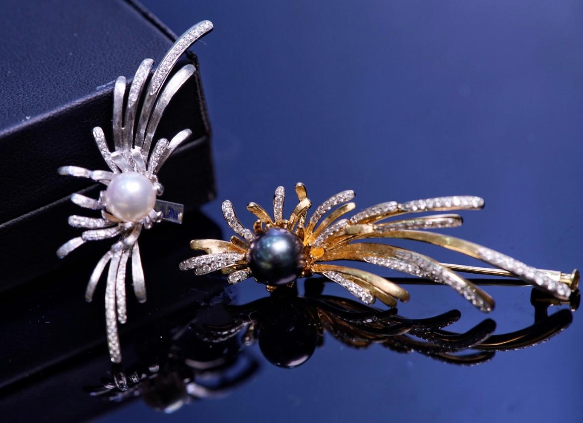 18K Gold Pearl & Diamond Feather Brooch Pendant For Sale 3