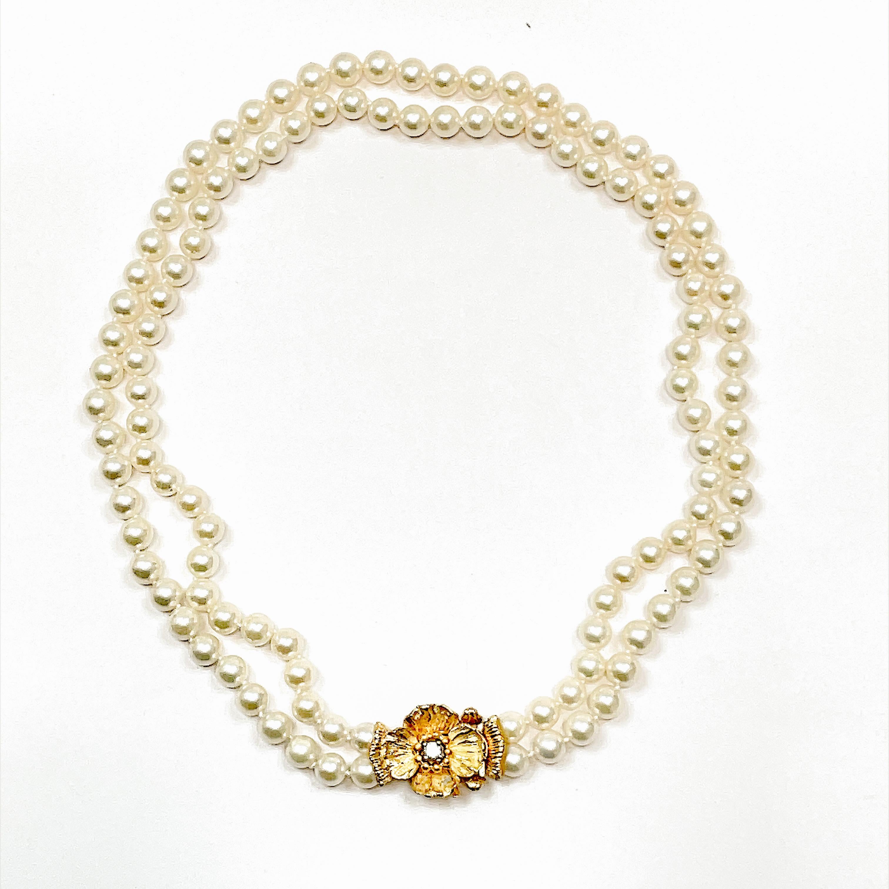 Round Cut 18k Gold Pearl Diamond Floral Necklace For Sale