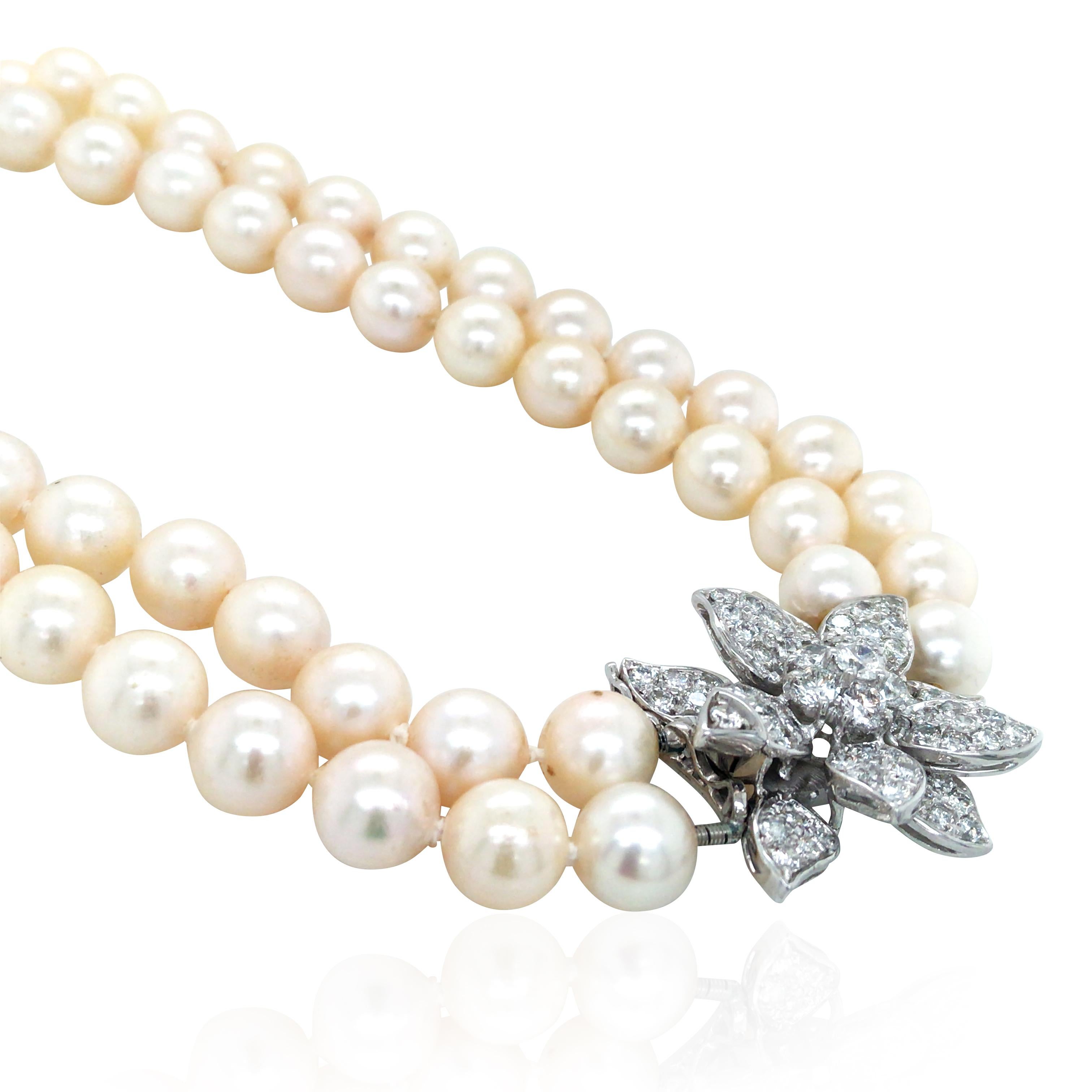 Questa squisita collana di diamanti e perle è realizzata in oro 18 carati e presenta un design di nobile eleganza. Le perle, che misurano circa 8,50-8,90 mm di diametro, hanno una lucentezza morbida e completano i circa 2 carati di diamanti,