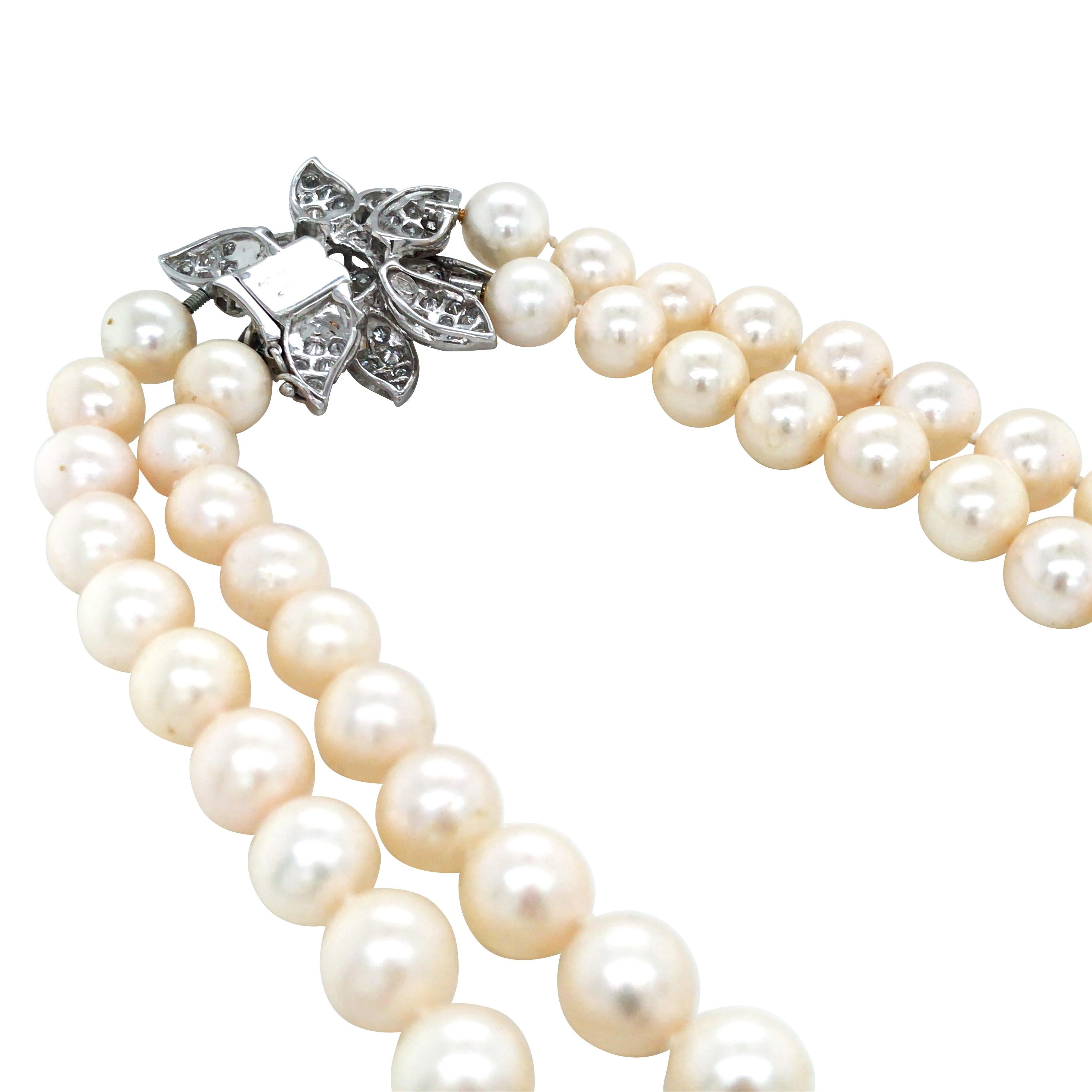 Taglio rotondo Collana con perle e diamanti in oro 18K in vendita