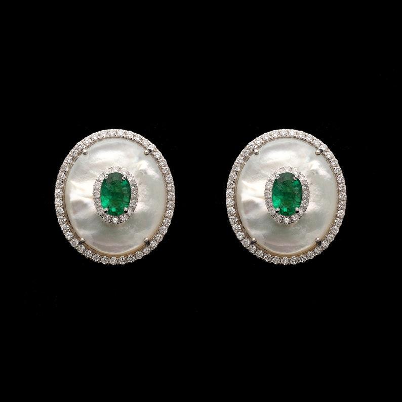 STONE DETAILS :
===============

❋ Stone : Emerald, Mother Of Pearl & Diamond
❋ Stone Size : 5x7 MM / 18x21 MM Approx. (± 0.20 MM)
❋ Stone Shape : Oval Cut
❋ Stone Color : As Shown In Picture
❋ Color Stone Weight : 22.19 Cts. Approx.

❋ Diamond