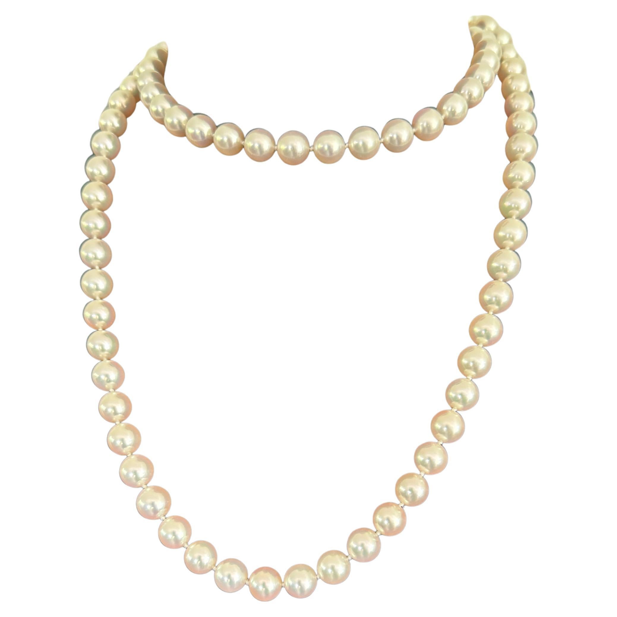  Si tratta di una squisita collana in oro 18 carati con una perla coltivata lucente di 9-9,5 mm di diametro. Questo elegante gioiello è perfetto per ogni occasione e aggiungerà sicuramente un tocco di raffinatezza a qualsiasi abbigliamento.