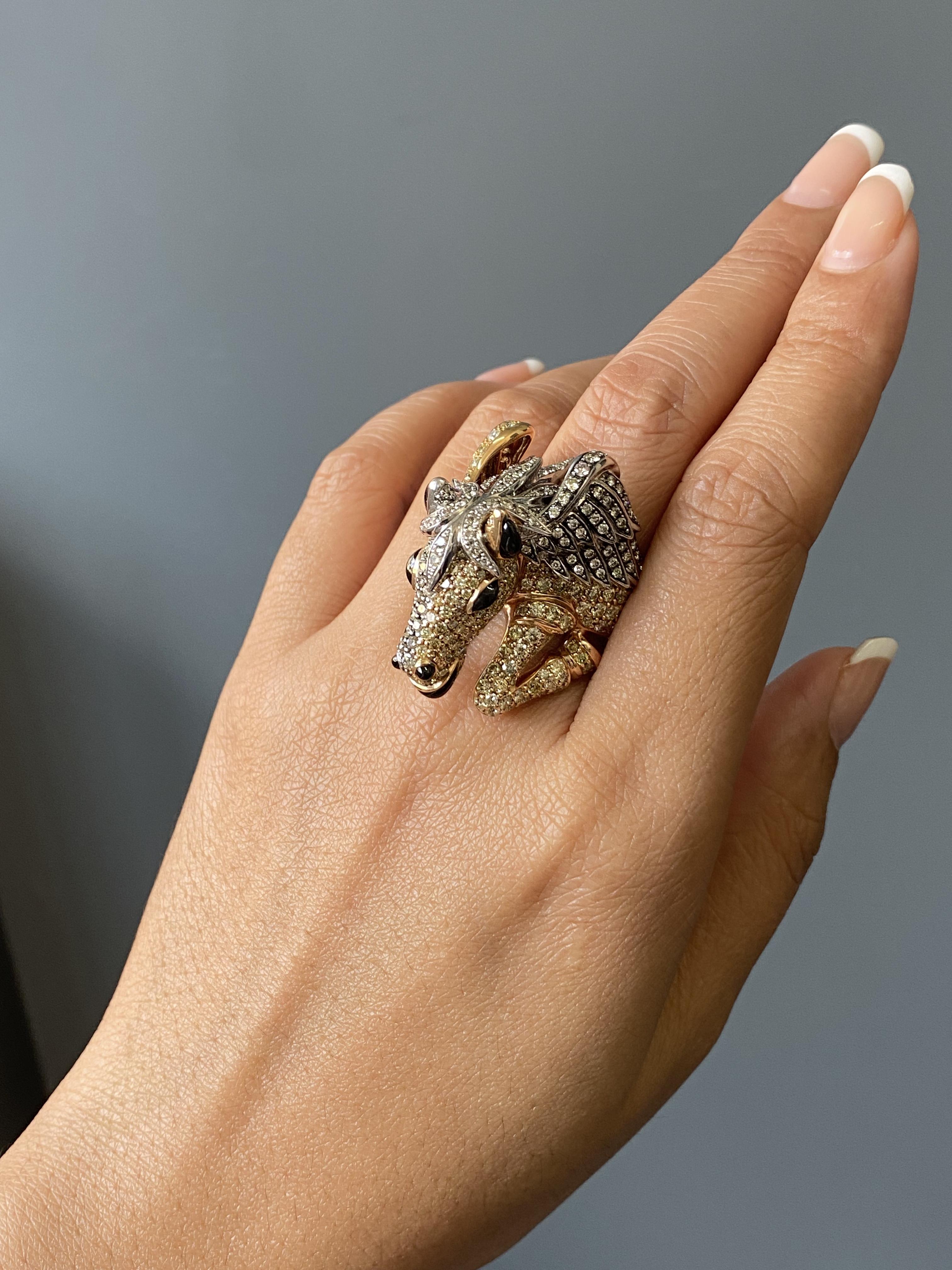 18K Gold Ring Pegagsus Inspired with Fancy Diamonds In New Condition For Sale In Bangkok, Thailand
