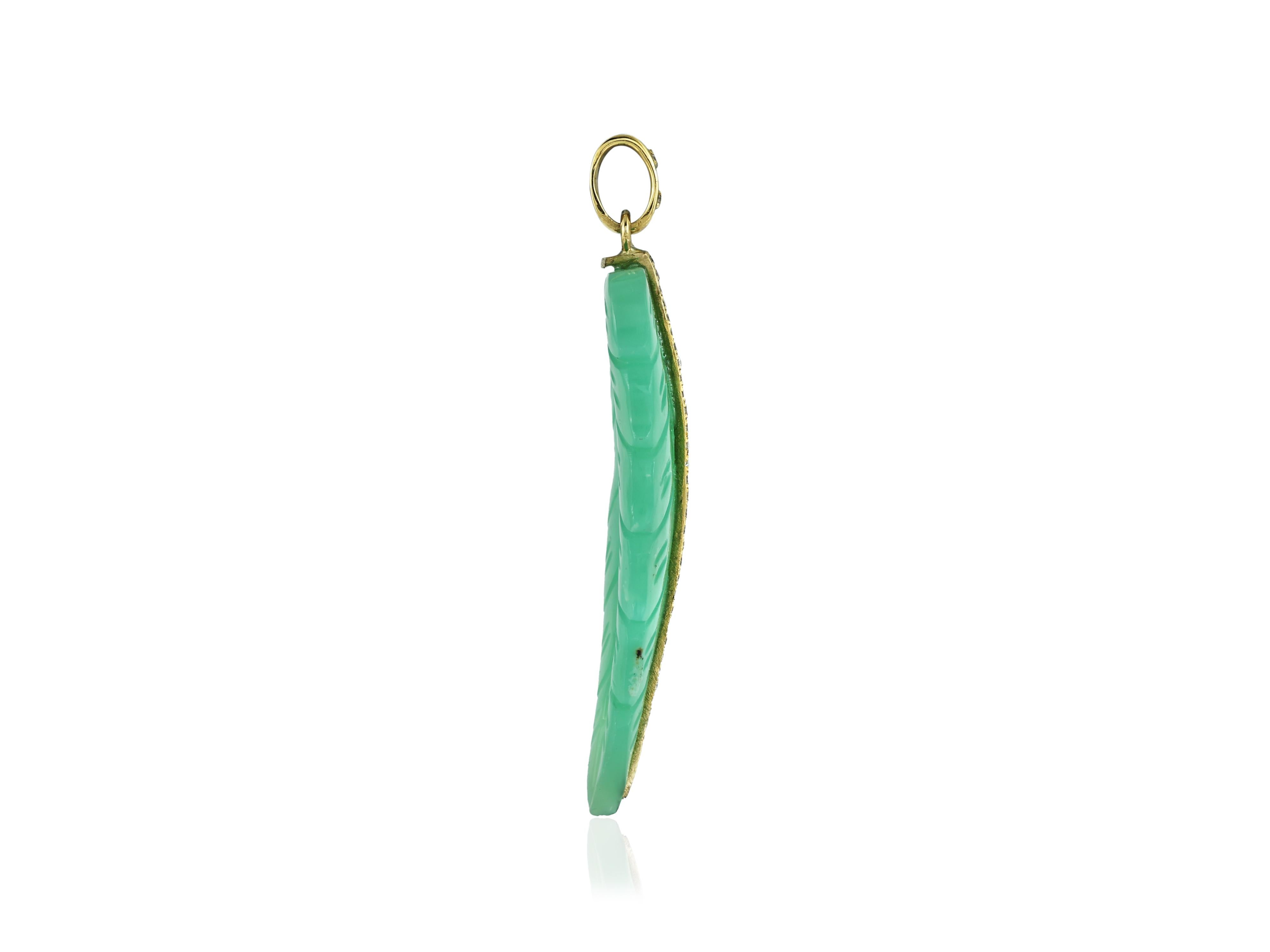 Pendentif en or 18K représentant une feuille de chrysoprase sertie de diamants naturels Neuf - En vente à Bangkok,, TH
