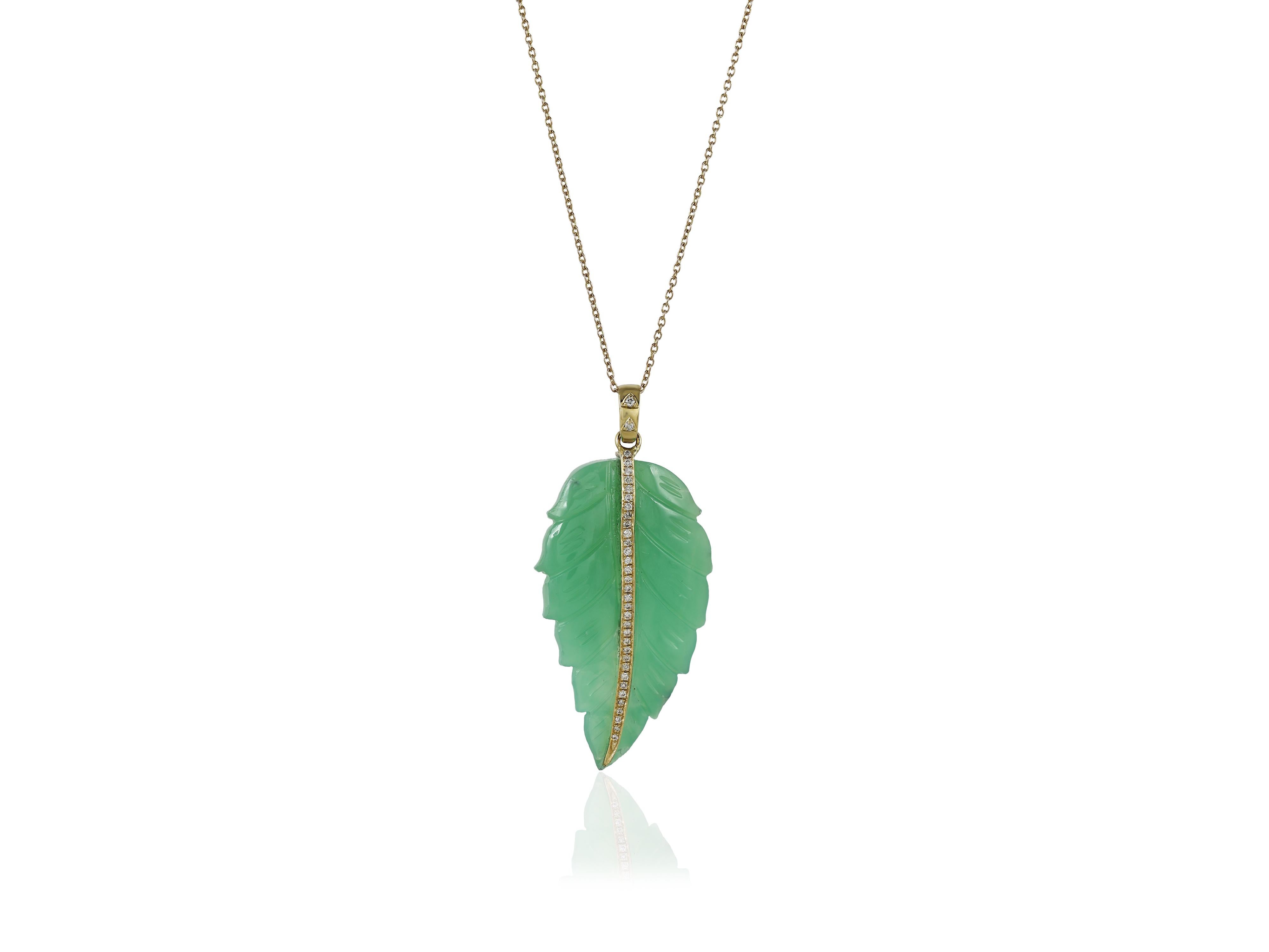 Ce pendentif met en valeur la beauté sereine de la chrysoprase, sculptée à la main en une délicate feuille. Les variations naturelles de la pierre brute donnent à chaque pendentif sa propre forme et sa propre personnalité. Une veine en or 18 carats