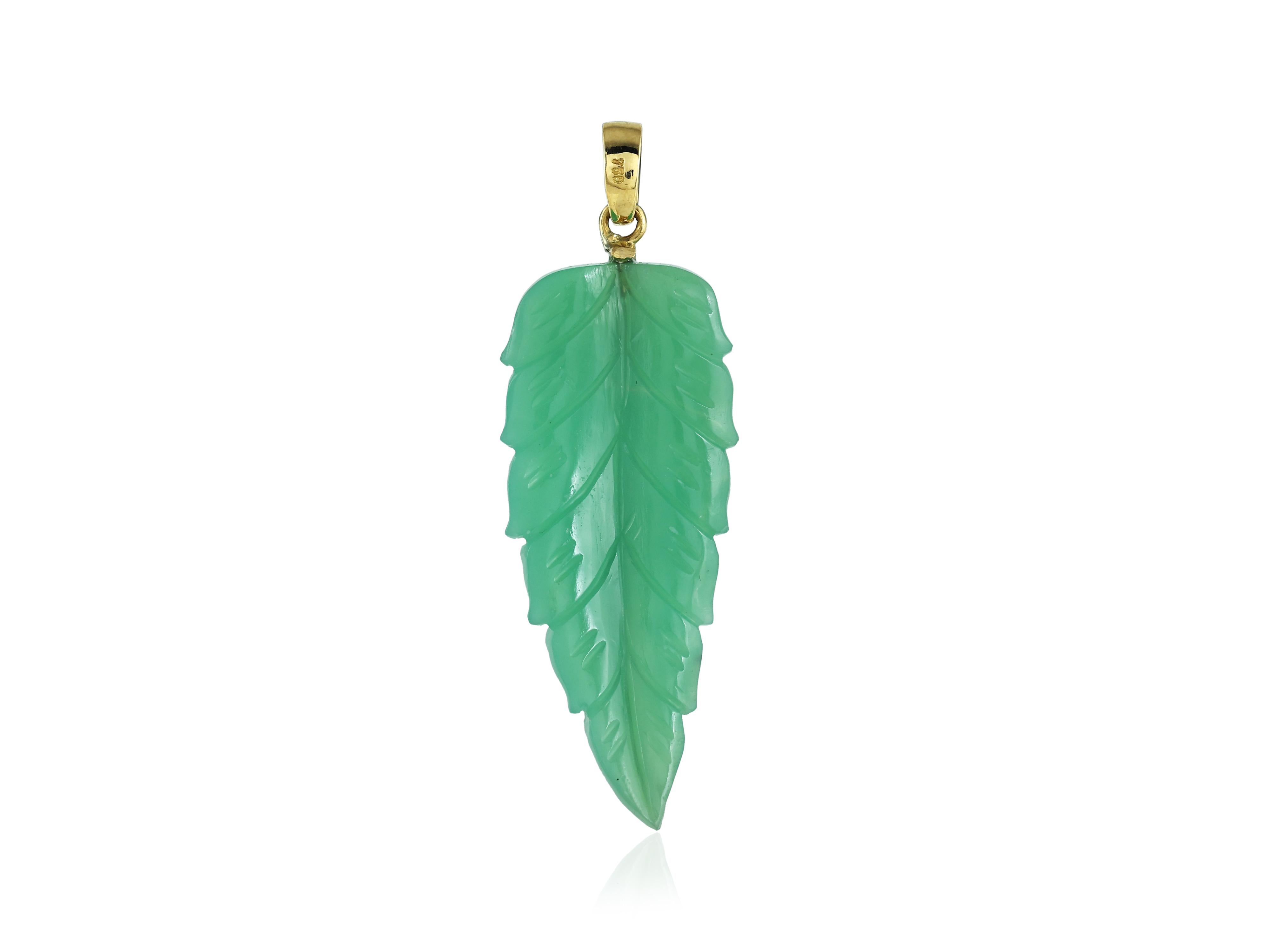 Pendentif en or 18K représentant une feuille de chrysoprase sertie de diamants naturels Pour femmes en vente