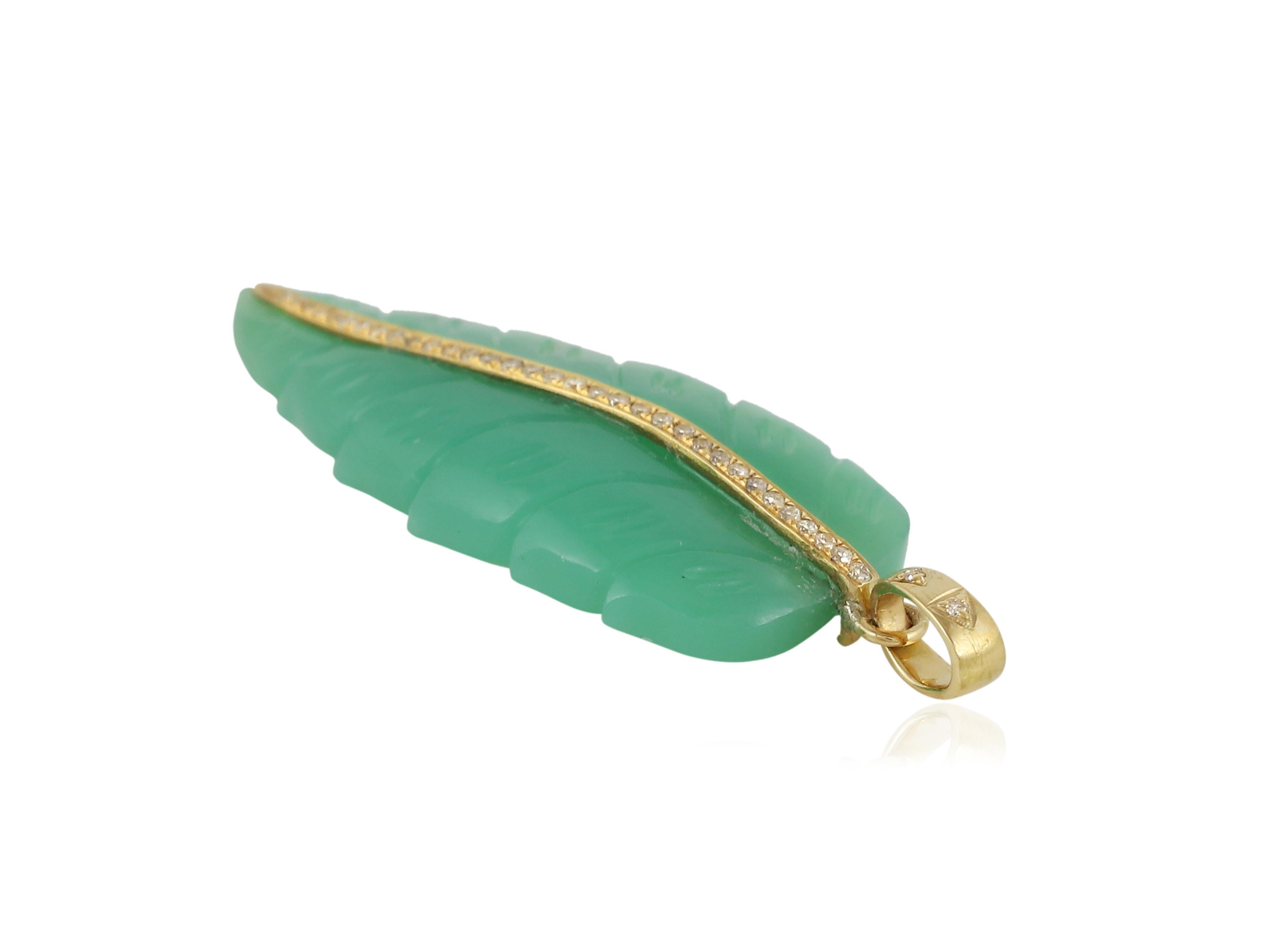 Non taillé Pendentif en or 18K représentant une feuille de chrysoprase sertie de diamants naturels en vente