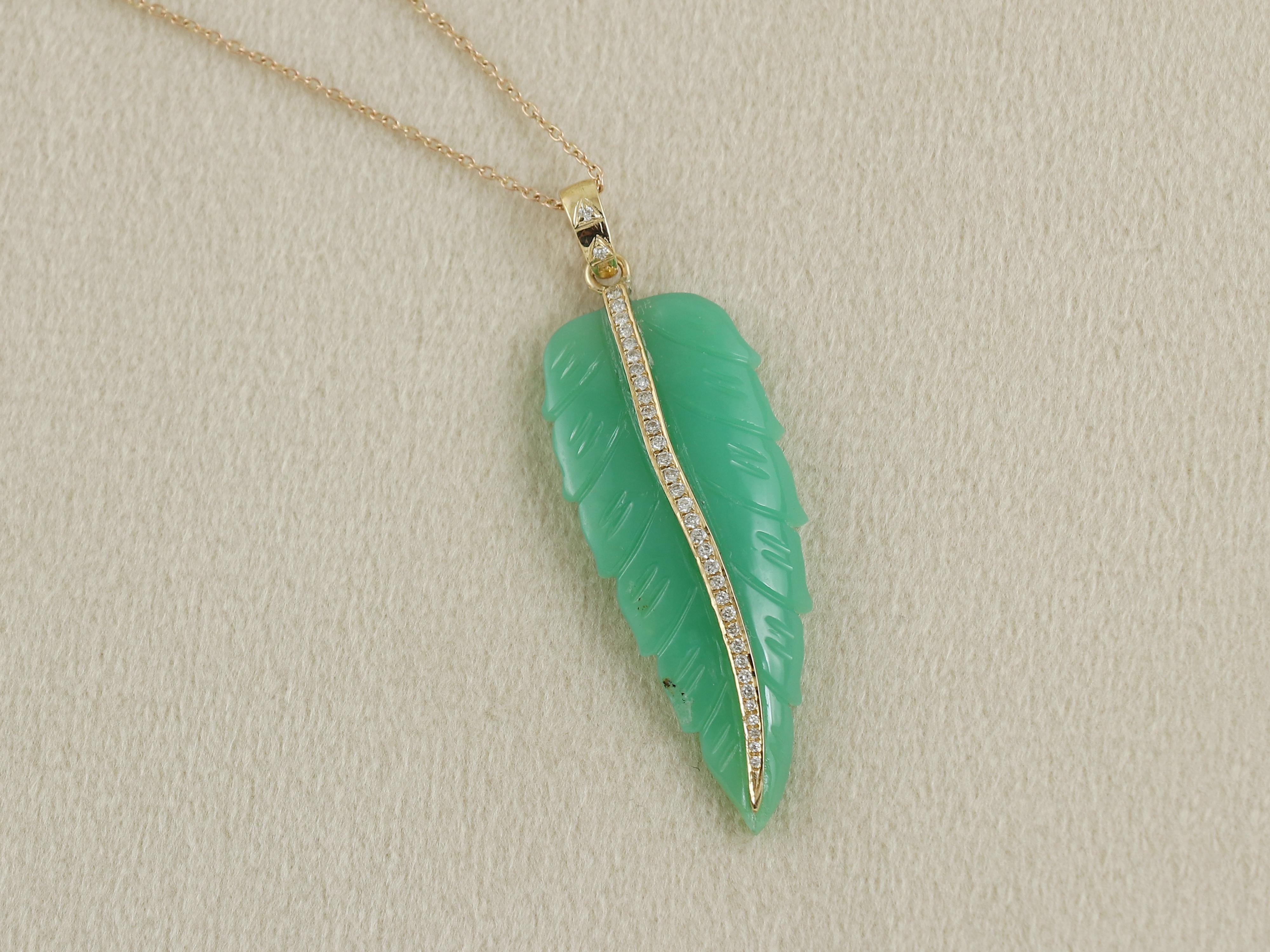 Pendentif en or 18K représentant une feuille de chrysoprase sertie de diamants naturels en vente 3