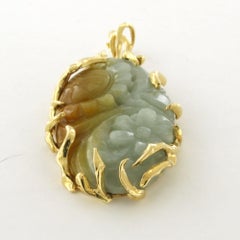 18k gold pendant set with carved jade featuring a floral motif – 22.9 gram