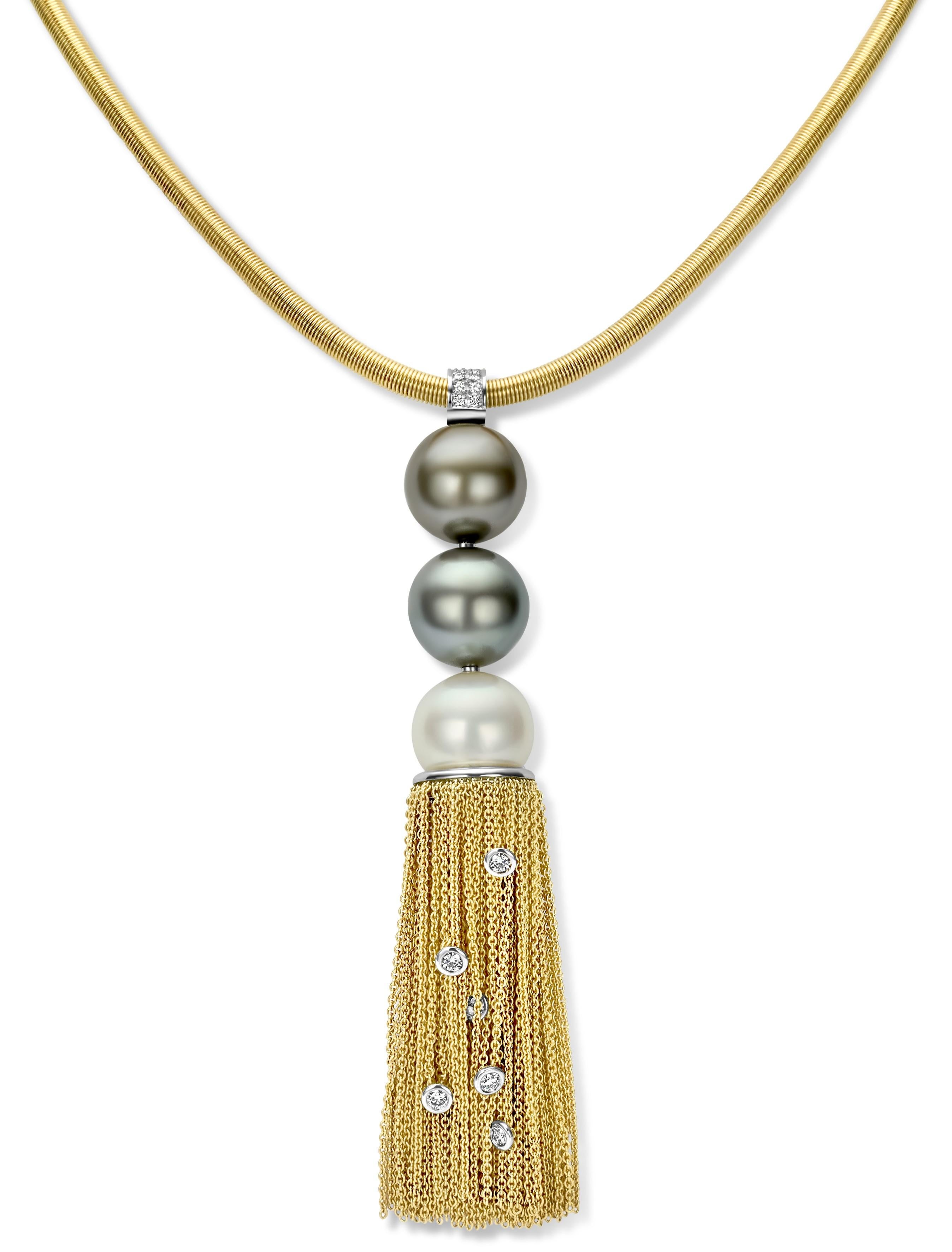 Pendant in Yellow Gold with 0.35 ct. Diamonds and Tahiti pearls and 1 South Sea Pearl, Floche attached. With Rat Tail Necklace

Material: Necklace 18 kt. yellow gold, Pendant 18 kt. white gold

Pearls: 3 pearls with a diameter of 13.8 mm

Diamonds:
