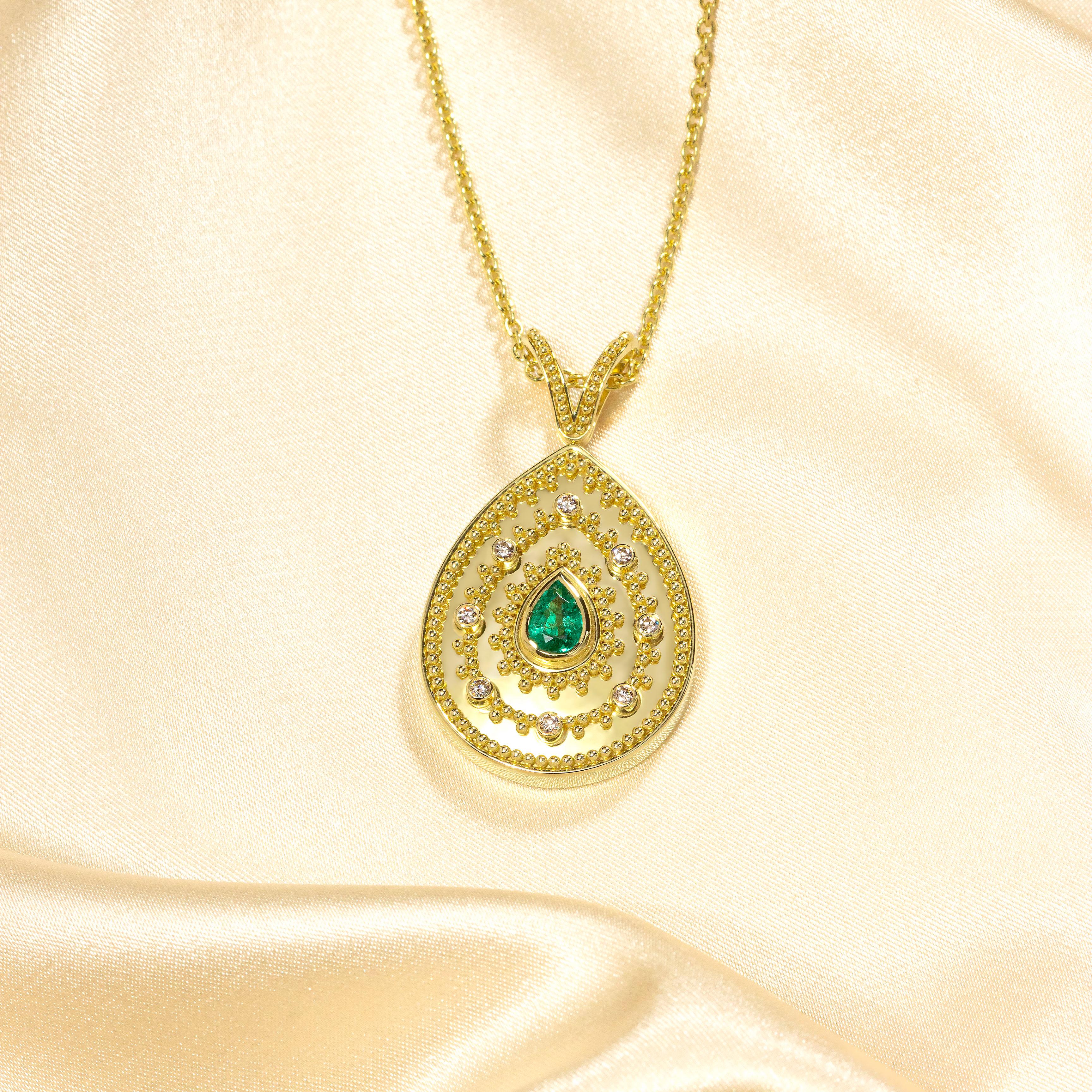 Pear Cut 18K Gold Pendant with pear Emerald and Diamonds For Sale