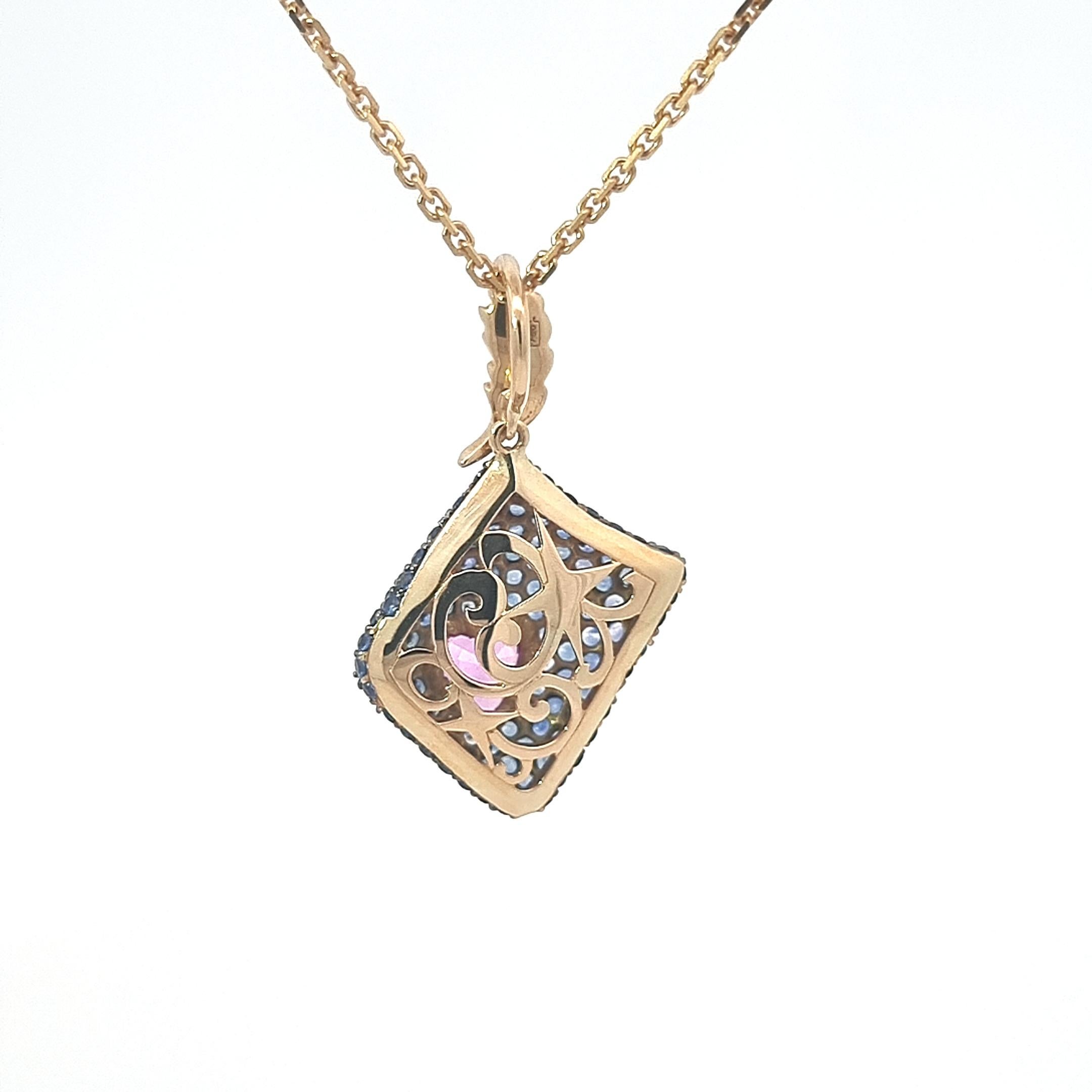 Pendentif en or 18 carats avec saphirs en forme de cœur rose et saphirs ronds bleus Neuf - En vente à ประเวศ, TH