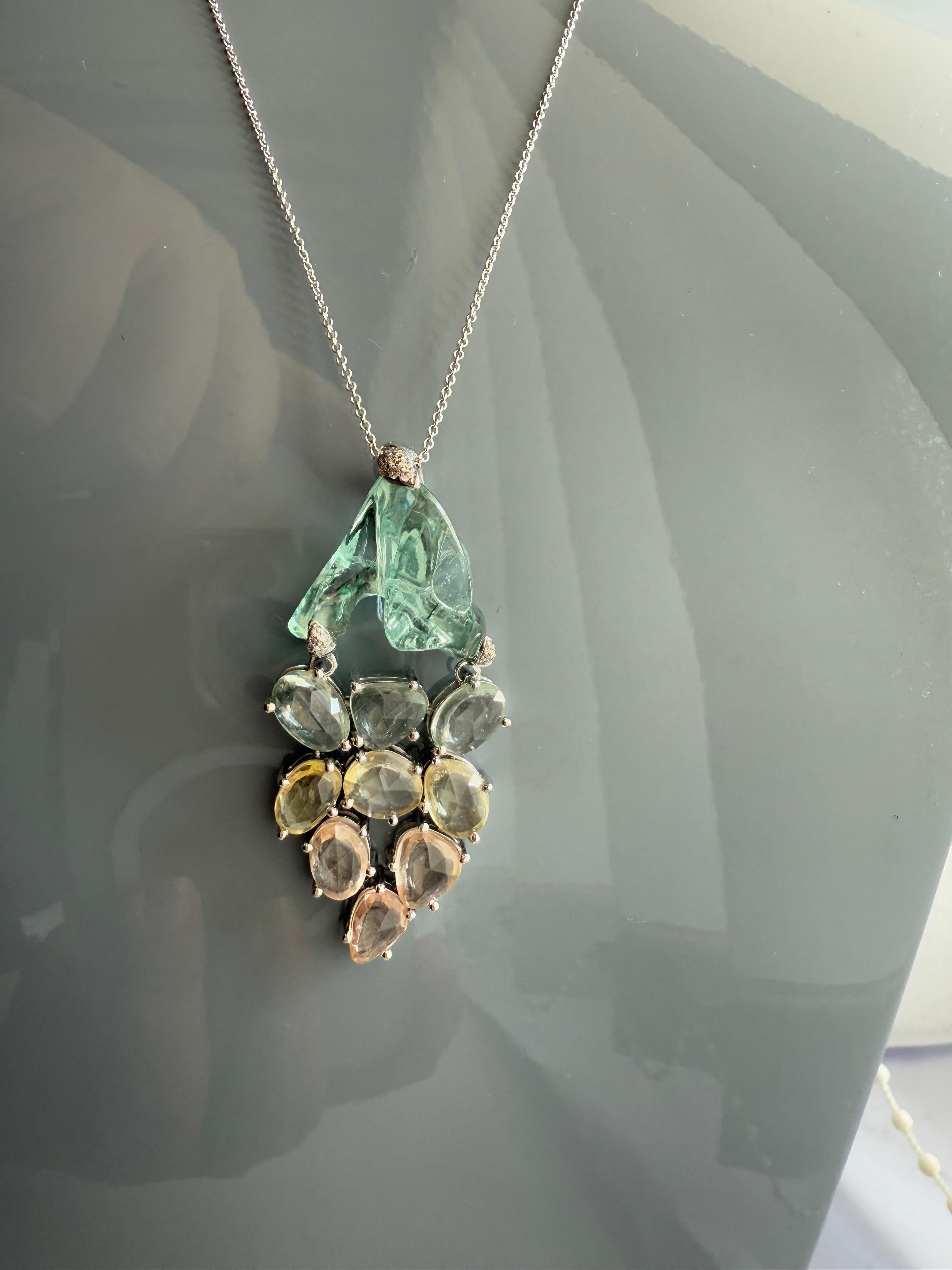 Ciondolo in oro 18 carati con acquamarina grezza e zaffiri multicolore, con diamante bianco in vendita 4