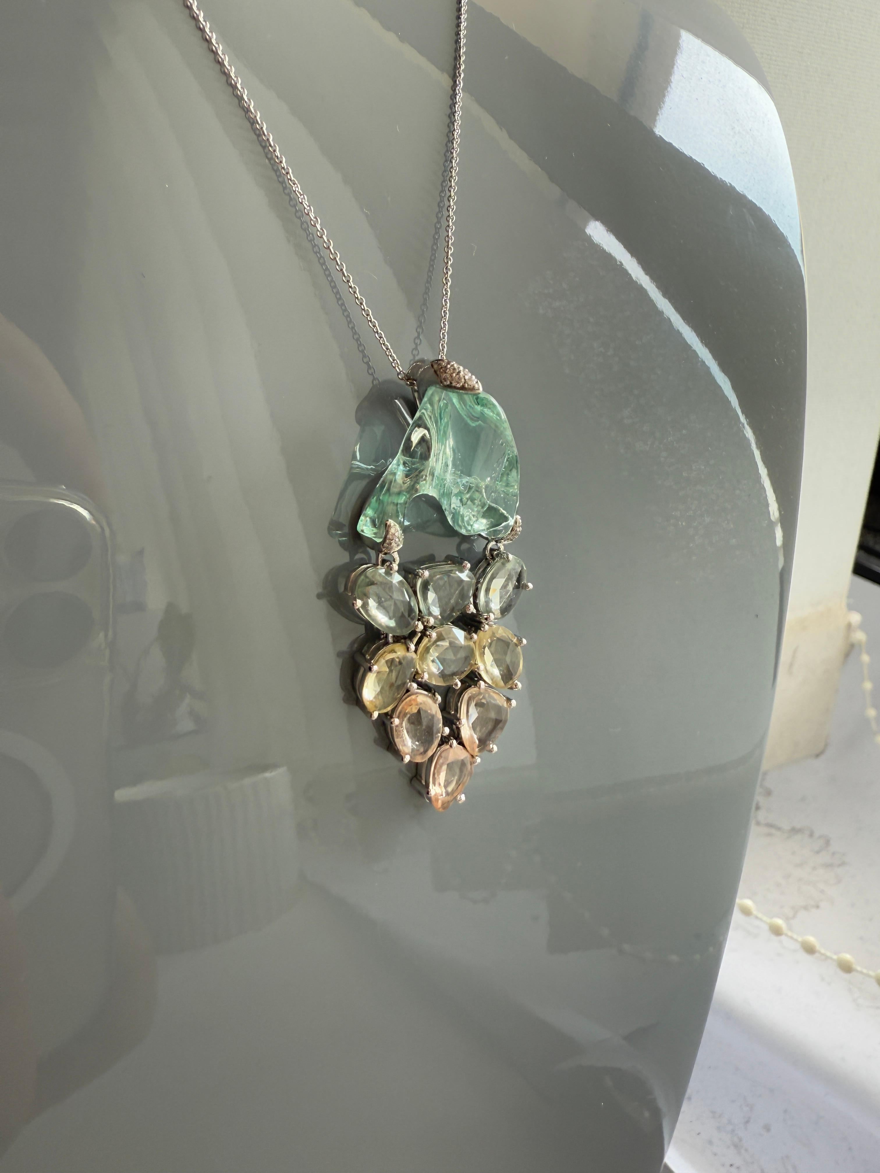 Ciondolo in oro 18 carati con acquamarina grezza e zaffiri multicolore, con diamante bianco in vendita 5