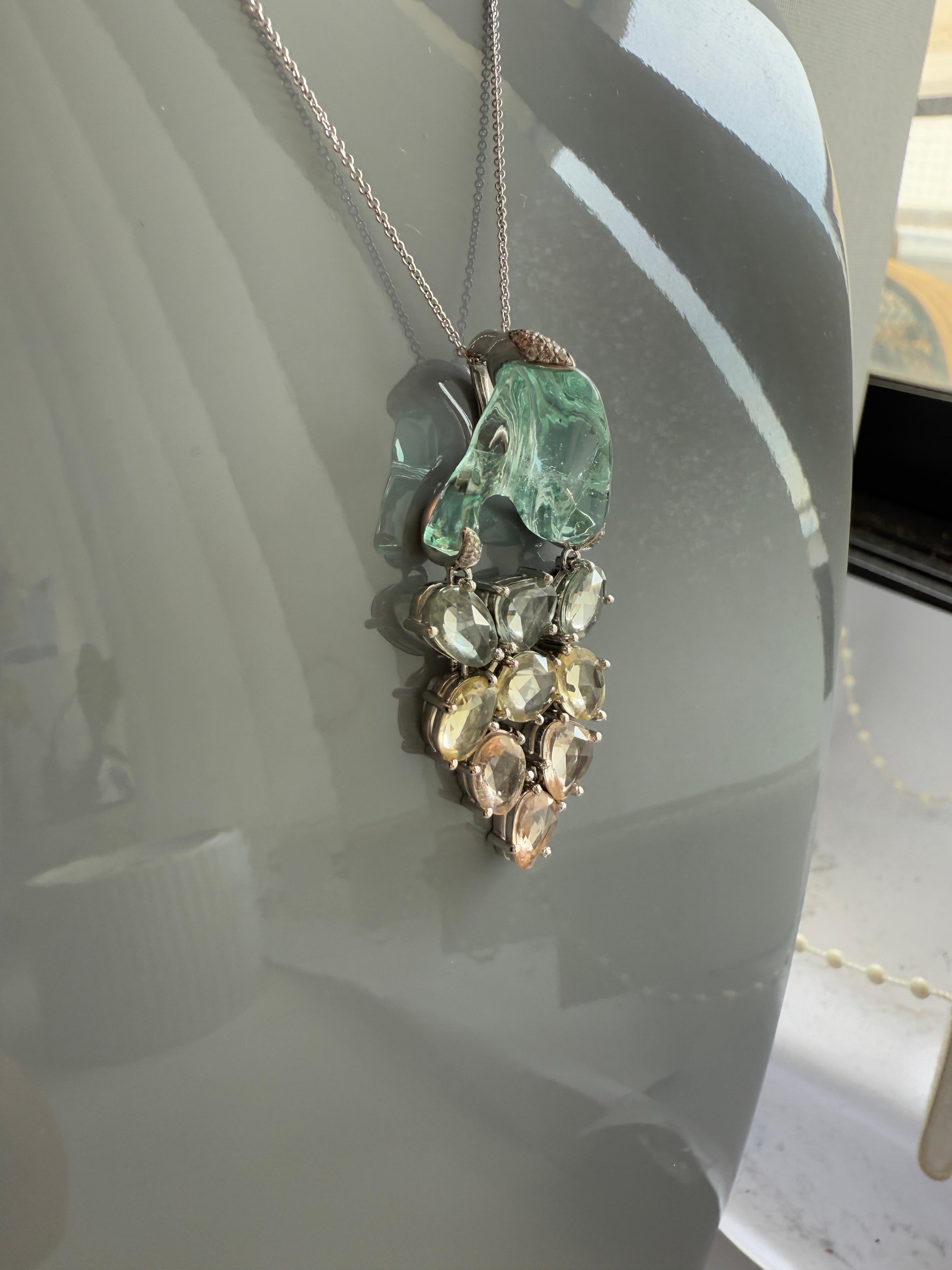 Ciondolo in oro 18 carati con acquamarina grezza e zaffiri multicolore, con diamante bianco in vendita 6