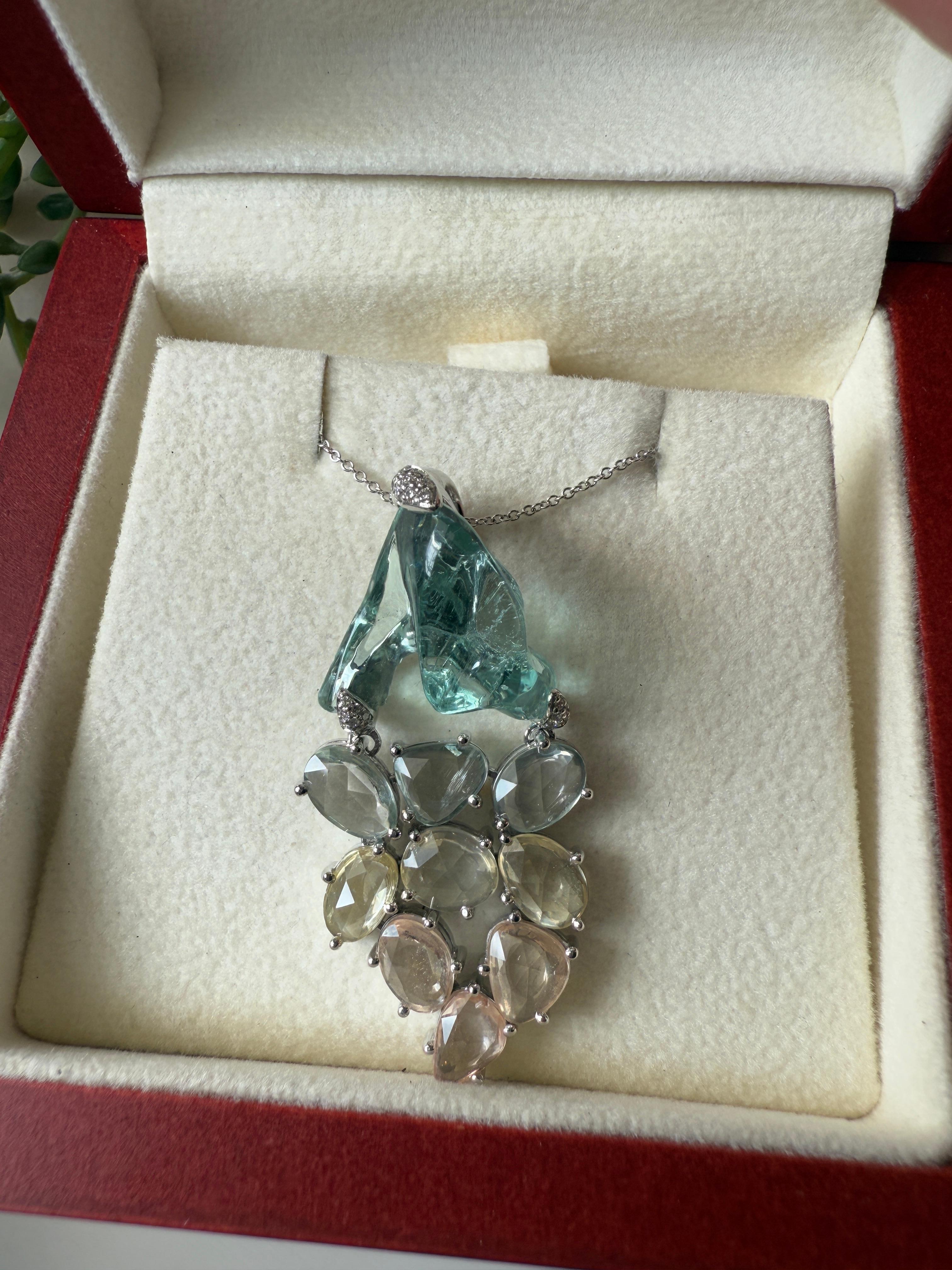 da uomo o donna Ciondolo in oro 18 carati con acquamarina grezza e zaffiri multicolore, con diamante bianco in vendita
