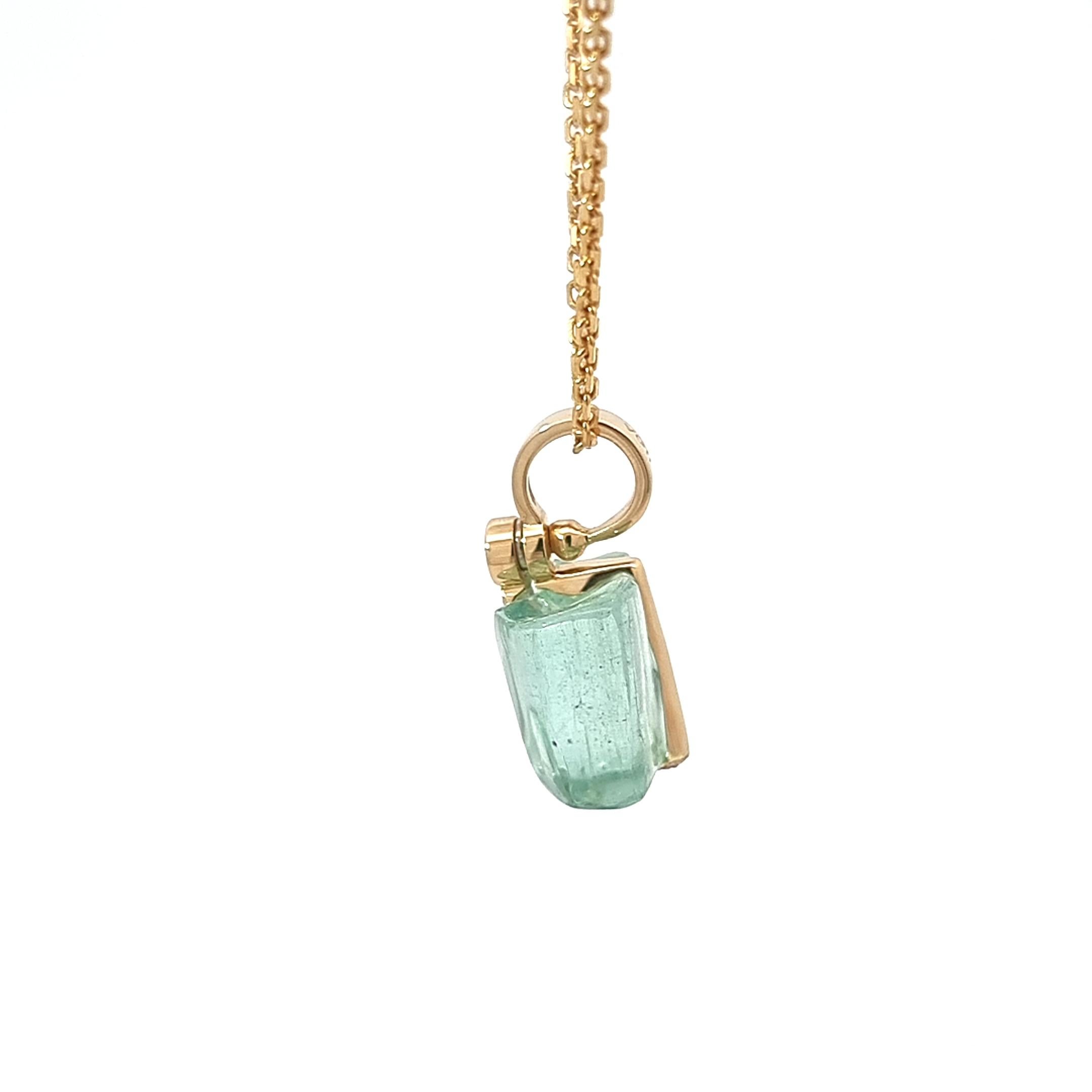 18K Gold Pendant with Uncut Aquamarine and White Diamonds In New Condition For Sale In ประเวศ, TH
