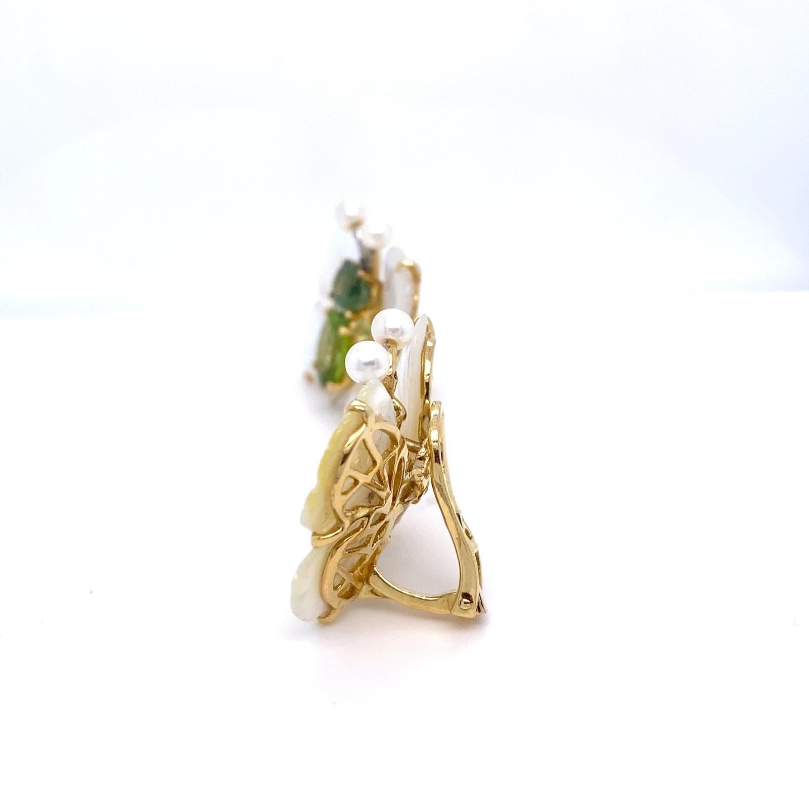 Orecchini a clip con farfalla in oro 18k e peridoto con madreperla e diamanti in vendita 4
