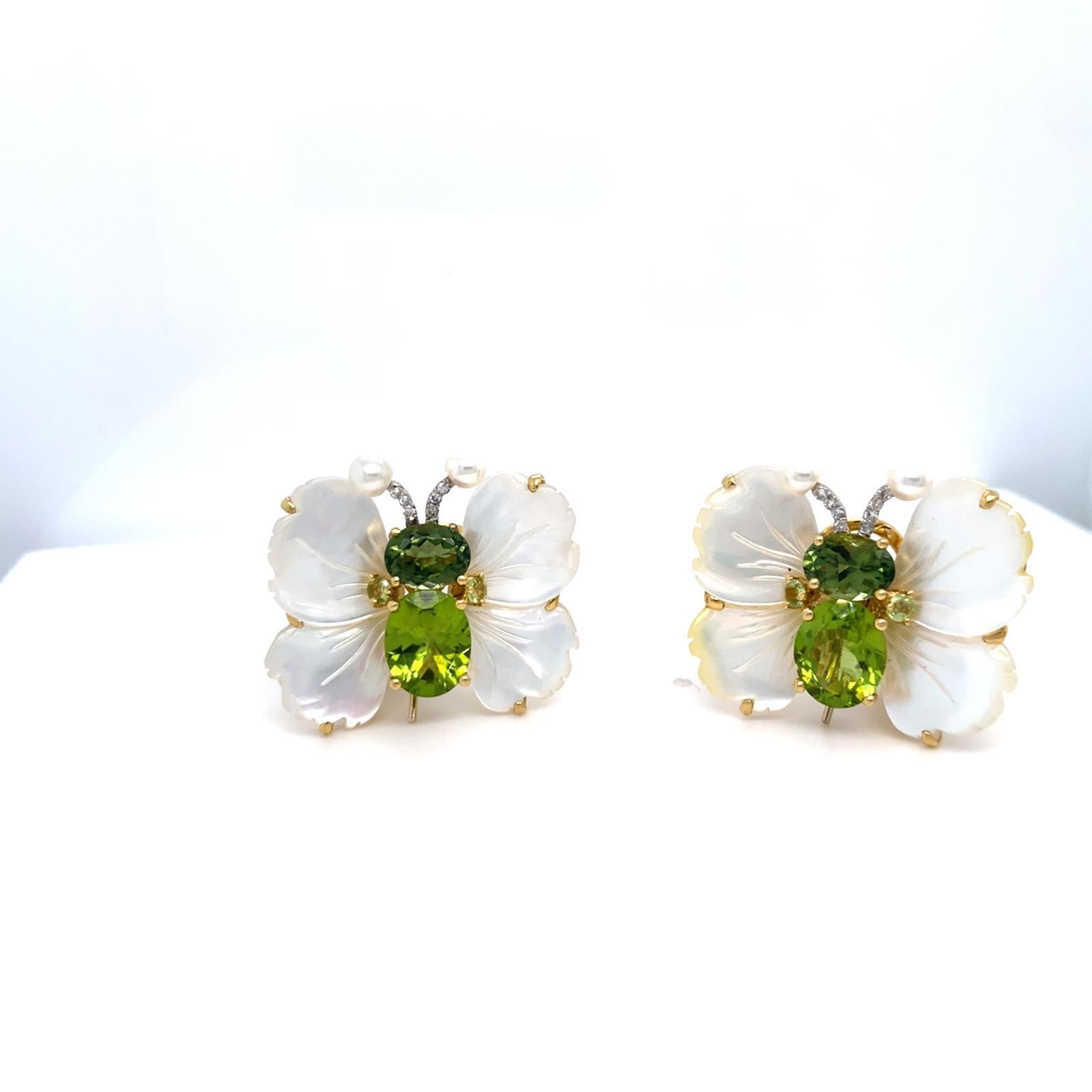 Un paio di orecchini con Peridot di taglio ovale che formano il corpo della farfalla.
Accentuato da placche di madreperla come le ali della farfalla
Montato in oro giallo 18 carati
Peso lordo: 17,30 grammi
Dimensioni: 1-1/16