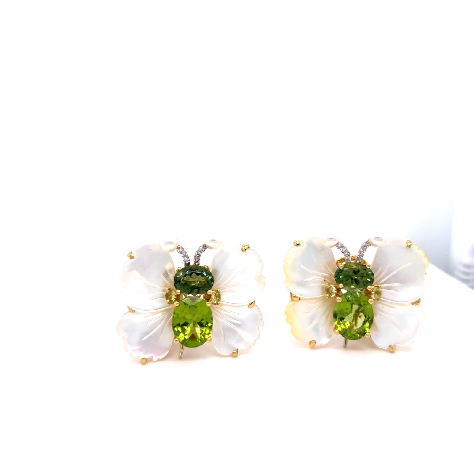 Moderno Orecchini a clip con farfalla in oro 18k e peridoto con madreperla e diamanti in vendita