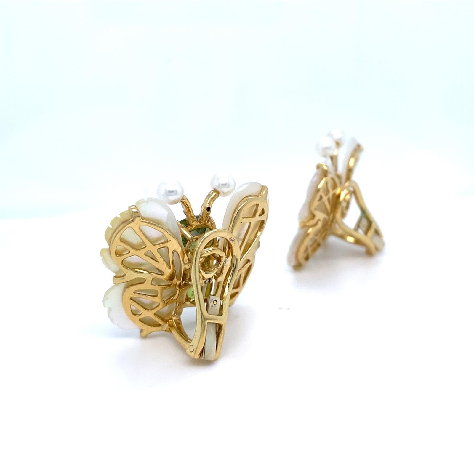 Taglio ovale Orecchini a clip con farfalla in oro 18k e peridoto con madreperla e diamanti in vendita
