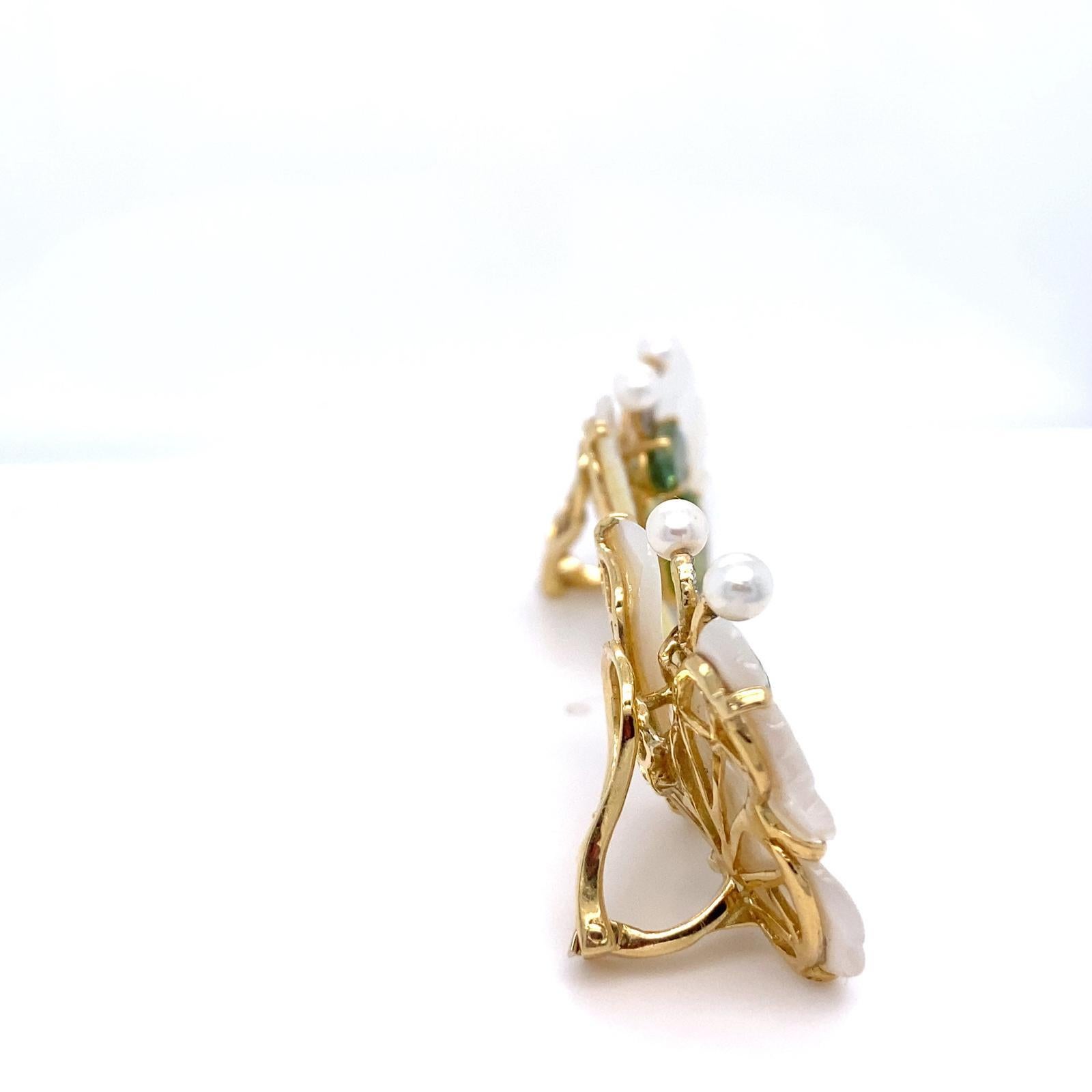 Orecchini a clip con farfalla in oro 18k e peridoto con madreperla e diamanti In condizioni buone in vendita a Sherman Oaks, CA