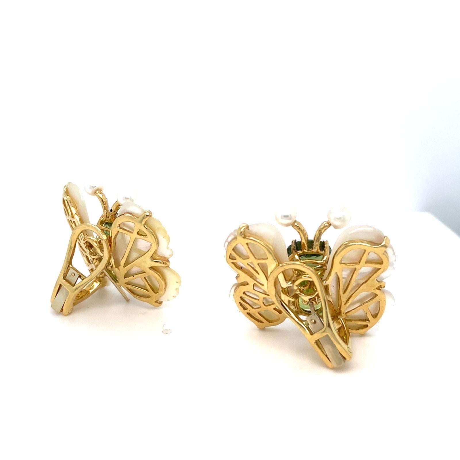 Orecchini a clip con farfalla in oro 18k e peridoto con madreperla e diamanti in vendita 1