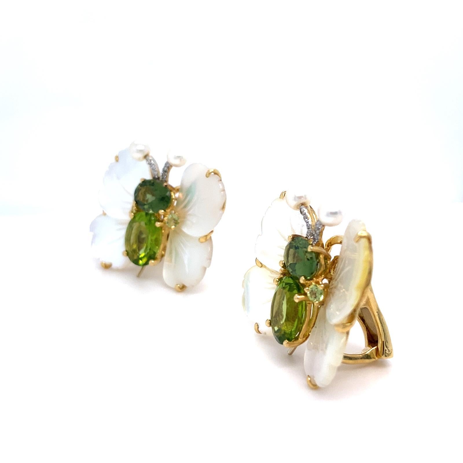 Orecchini a clip con farfalla in oro 18k e peridoto con madreperla e diamanti in vendita 2
