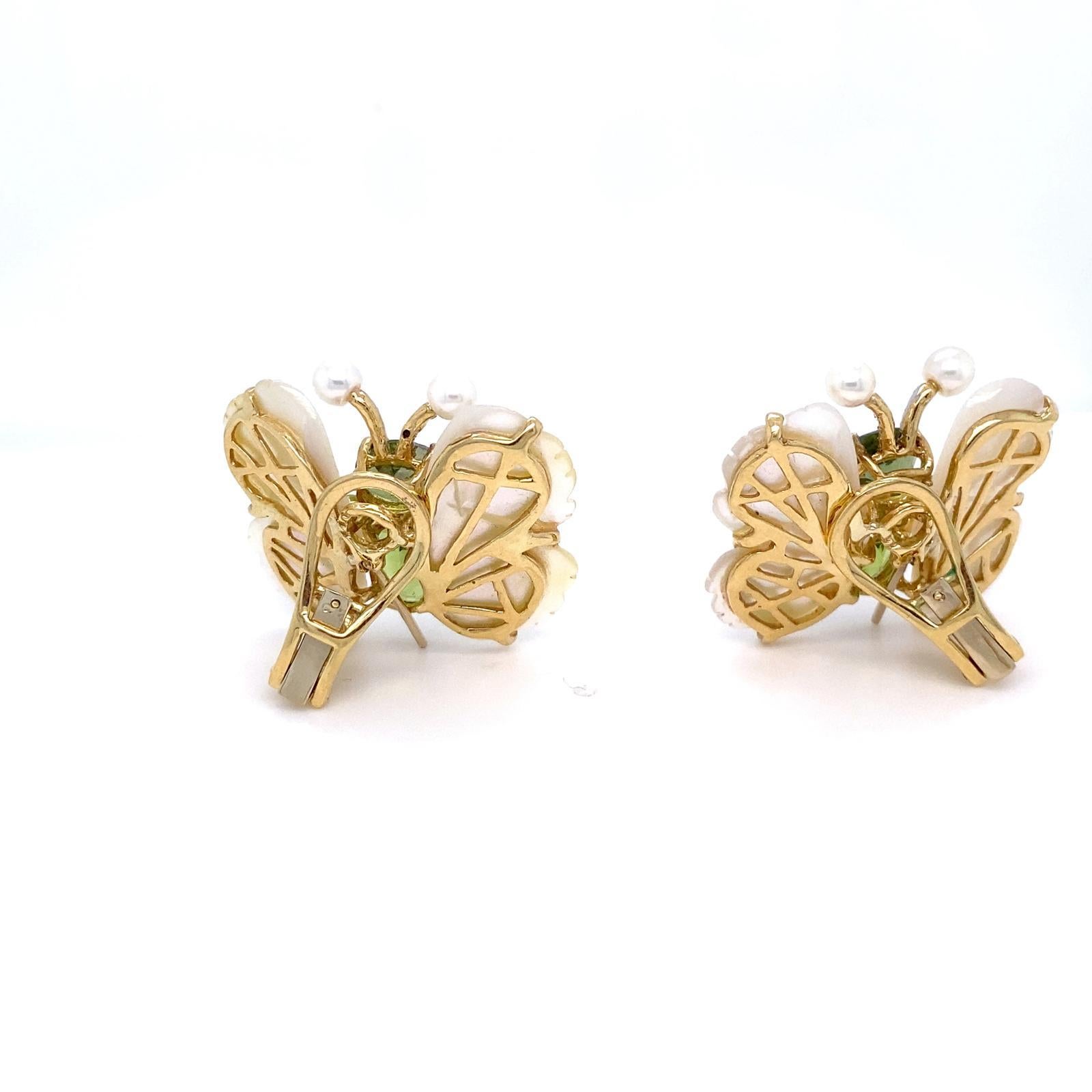 Orecchini a clip con farfalla in oro 18k e peridoto con madreperla e diamanti in vendita 3