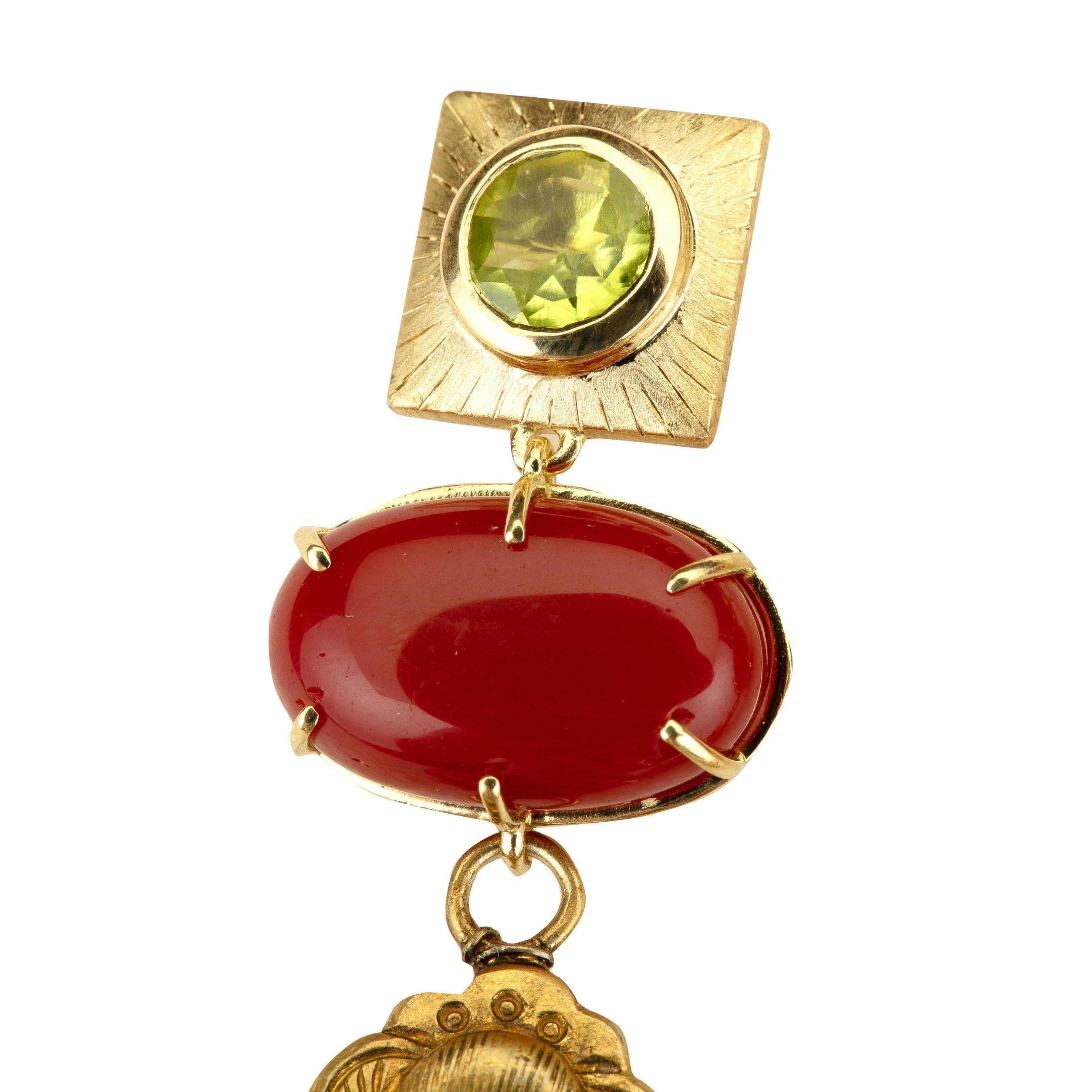 18 Karat Gold Peridot-Korallen-Ohrringe, seltene chinesische Ohrringe im Zustand „Neu“ im Angebot in Milan, IT