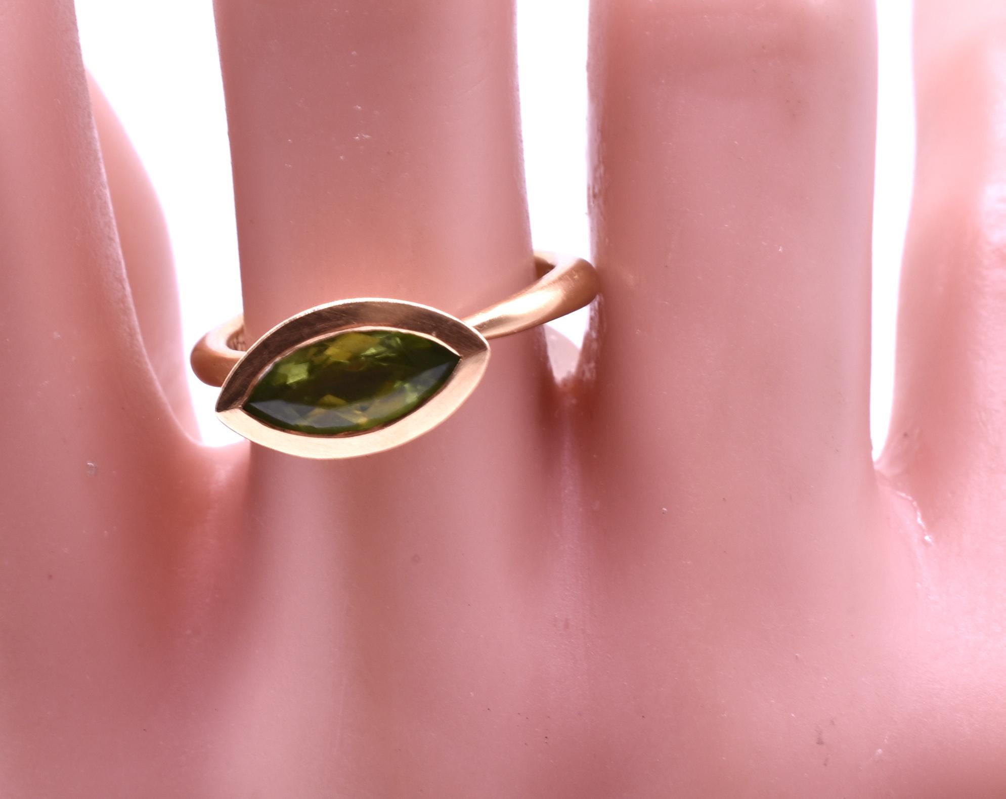 Antique 18 Karat Gold and Peridot Lens Shaped Ring, c.1920 In Excellent Condition In Baltimore, MD